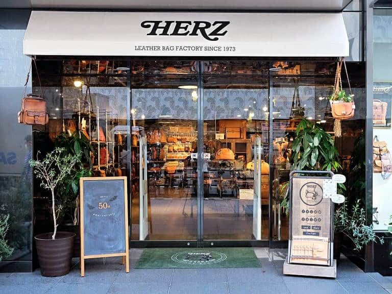 HERZ ヘルツさんのインスタグラム写真 - (HERZ ヘルツInstagram)「【10月29日】大阪店臨時休業のお知らせ ⁡ 大阪店へご来店予定の皆様に臨時休業のお知らせです。 ヘルツ大阪店は、入居ビルの電気設備法定点検のため誠に勝手ながら、下記日時を臨時休業とさせて頂きます。 ⁡ 2023年10月29日（日）臨時休業 ⁡ ご来店予定のお客様には、大変ご不便をお掛けしますが、何卒ご理解、ご協力のほど宜しくお願い申し上げます。 ⁡ @herz_osaka   #ヘルツ /  #ヘルツ大阪店 / #ヘルツバッグ / #herz / #herzbag / #leather / #leatherbag」10月16日 18時17分 - herz_bag