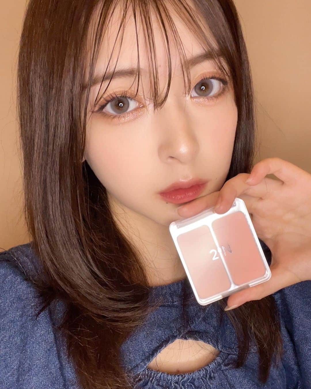 木村葉月のインスタグラム：「🆕チーク紹介 2aNのチークの2番のLove Rosyです！ 2色付きで重ね塗りするととっても立体感が出ておしゃれ🪞 そして発色が素晴らしい オススメです🥳  #2an #トゥーエーエヌ  #デュアルチーク #白湯チーク #水彩画チーク @2an_official_jp」