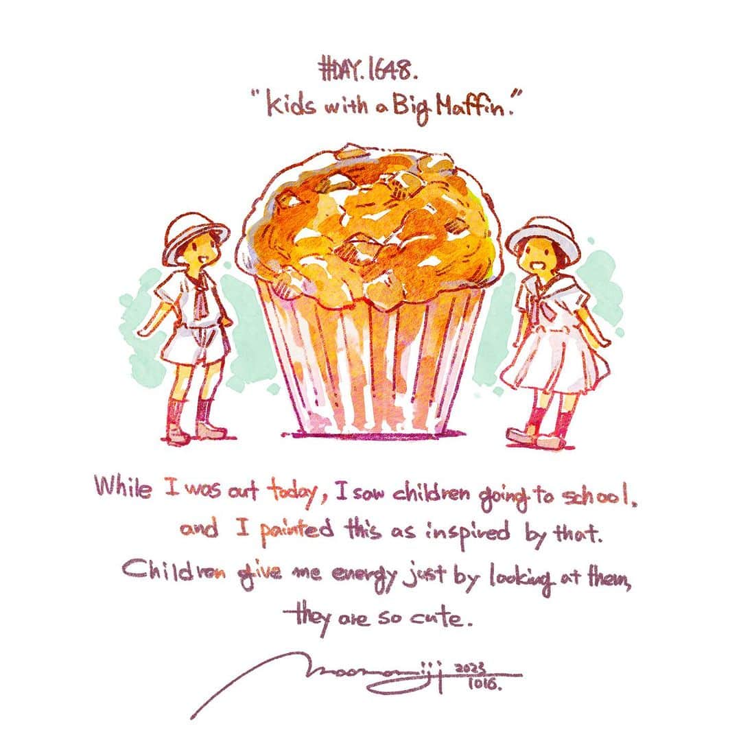 もみじ真魚さんのインスタグラム写真 - (もみじ真魚Instagram)「『#1648/「Kids with a Big Maffin.」』  もみじ真魚/MaoMomiji 2023年10月16日 18:14 画像 "Kids in uniforms are so cute." I imagine how excited I would be if I were a parent. I'm single, but I've been looking at things from a parent's point of view lately, and when a child goes to a dangerous place in a movie, I worry about him or her unnecessarily. I remember that when I was a child, I was emotionally involved with children of a similar age. My favorite movie in which children play a major role is Indiana Jones 2.  「制服を着た子供って可愛い」 自分が親だったらテンション上がるんだろうなと想像するのでした。最近ものの見方が独身なのに親目線で、映画で子供が危ないところに行ったすると無性に心配しちゃったりしますね。子供の頃は近い年齢で感情移入してたのなあって思い出します。好きな子供大活躍映画はインディジョーンズ2です。  #日刊ごはんが好き #foodie #foodieart #dailyilovefood  #毎日更新 #foodillustration #fooddrawing #もみじ真魚 #maomomiji #飯テロ #美食 #maffin」10月16日 18時18分 - maomomiji