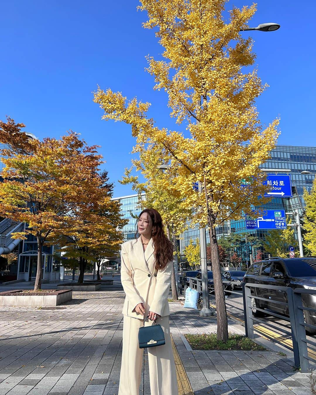 キム・ジョンウンのインスタグラム：「단풍 예쁜 거리에서🍁🍂🌾우리 남순이 찾으러..🥹」