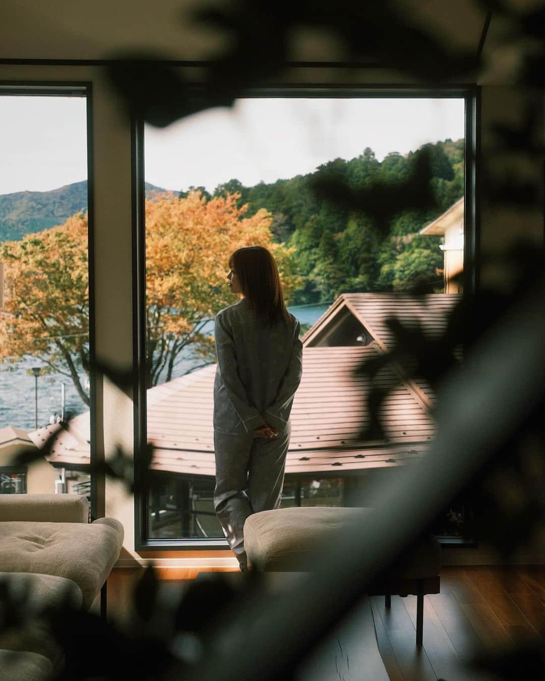 みきでりのインスタグラム：「テラハin箱根みたいな時間を友達と過ごしてきたよ🏡⛩️🧡🍁  泊まったのは @privateresort_jp の貸別荘。 芦ノ湖までリアルに徒歩30秒くらいの近さで 3階建て4LDKの一棟貸しのお宿。 和と洋を取り入れた空間で超素敵だった…！✨  特に2階のラウンジスペースと3階のテラスから 見える芦ノ湖と箱根山の風景が別格だった🧡 周囲にある紅葉がちょっと紅葉し始めてたのも、 雨の後の太陽でキラキラ光ってたのもお気に入り。  大きくて深めのお風呂も癒されたし、 アメニティ類が充実してて何不自由なかった👌  リビングには大きなプロジェクターがあって スイッチでマリカーとマリオテニス対戦で 恒例の寝室決めしたよ！！！🎮💓 女子たちが夜な夜な語ってる間、 メンズはスイッチスポーツで大はしゃぎ⛳️ww 盛り上がり過ぎて何事かと思ったwww  ㅤ ㅤ コンビニや飲食店も近いし観光のアクセスも抜群👣 私たちは近くの蕎麦屋さん、パン屋さん、 クッキーサンド屋さんのバターミルクソフトが 美味しくでめっちゃお気に入りでした🍦♡⃜  ㅤ ㅤ 最後に芦ノ湖来たのは大学時代。 あの頃とはまた違った大人の楽しみ方ができたし、 新しい芦ノ湖の魅力を発見できた気がする🌾💖✨  箱根に旅行行く際には超おすすめです⛩️❤️🦢 ㅤ ㅤ ㅤ ㅤ ㅤ ㅤ ㅤ ㅤ #芦ノ湖 #箱根 #箱根旅行 #箱根湯本 #別荘 #貸別荘 #hakone #ashinoko #プライベートヴィラ #airbnbjapan」