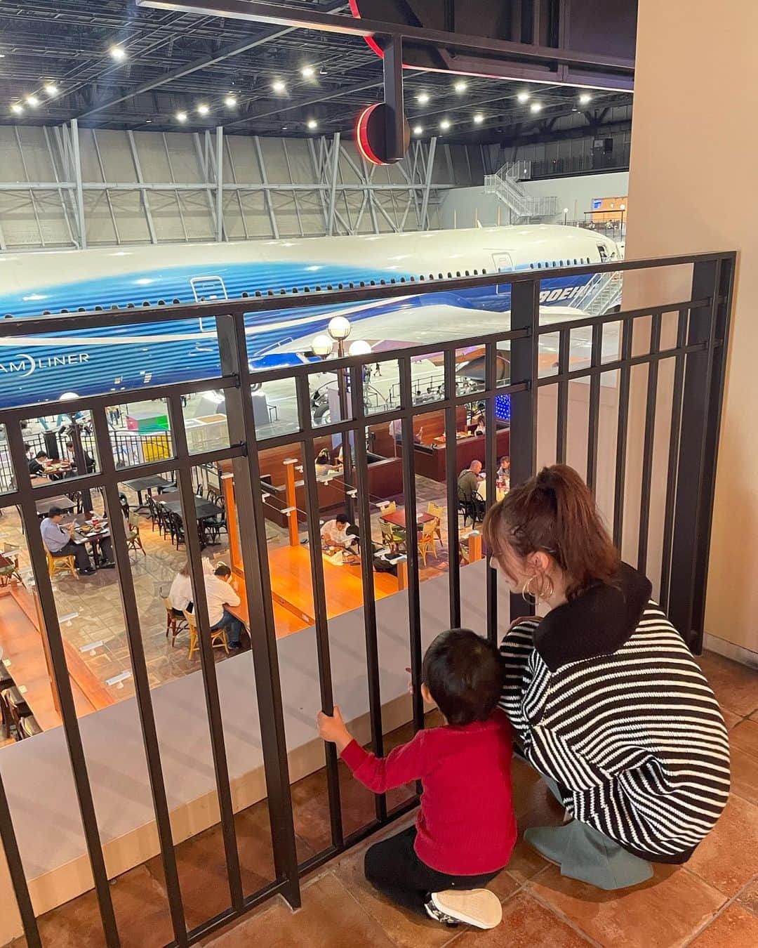 平尾貴代さんのインスタグラム写真 - (平尾貴代Instagram)「久しぶりに家族でお出かけ👨‍👩‍👦 初めてフライトオブドリームズ行ってきた✈️✈️ 随分飛行機乗ってないから乗りたいなぁ*⋆✈︎ ・ この時の服装鬼かわなの、、、😩🖤 ニットもブーツも @spiralgirl_official のだよ！！ 1枚でサラッと着れるから楽ちん✌️ 秋服可愛い🥲  #spiralgirl  #スパイラルガール  #フライトオブドリームズ   #愛知 #常滑 #名古屋 #東三河  #男の子ママ #ママコーデ」10月16日 18時19分 - yotsu_nuts
