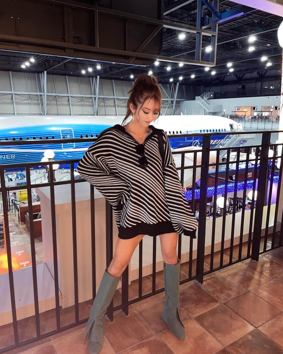 平尾貴代さんのインスタグラム写真 - (平尾貴代Instagram)「久しぶりに家族でお出かけ👨‍👩‍👦 初めてフライトオブドリームズ行ってきた✈️✈️ 随分飛行機乗ってないから乗りたいなぁ*⋆✈︎ ・ この時の服装鬼かわなの、、、😩🖤 ニットもブーツも @spiralgirl_official のだよ！！ 1枚でサラッと着れるから楽ちん✌️ 秋服可愛い🥲  #spiralgirl  #スパイラルガール  #フライトオブドリームズ   #愛知 #常滑 #名古屋 #東三河  #男の子ママ #ママコーデ」10月16日 18時19分 - yotsu_nuts