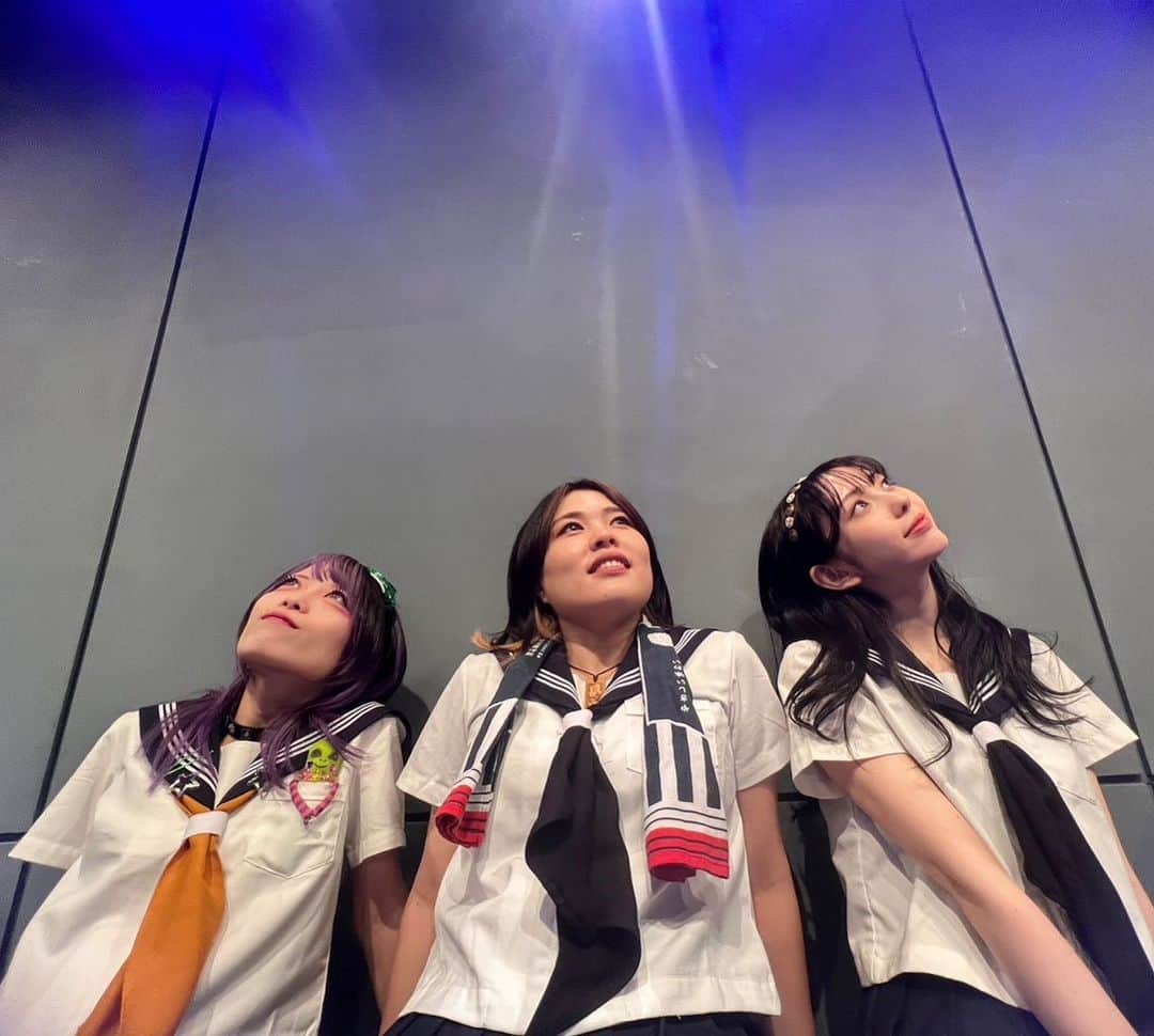 漆畑瑠菜さんのインスタグラム写真 - (漆畑瑠菜Instagram)「#とある舞台 終演しました。  御来場頂いた方、本当にありがとうございました。 この物語は女子高生の青春コメディ作品ですが、稽古中も高校生に戻ったみたいに毎日笑って楽しくて汗流してお芝居を頑張ることが出来ました。 20人もいるのに、いざこざ?もなく、私が苦手なグループを作るとかもなく全員が全員仲が良いという素敵なメンバーでした。 ガールズ演劇、ここまでのレベルに行けるんだってその1期生メンバーになることができて嬉しかった。  1枚目は大好きなteamRound💓‪演出の村田充さんがお揃いのTシャツプレゼントして下さった!! 2枚目は黒いスカーフ3年生組🖤 3枚目はとある星を見る3人のシーン✨ ・ #舞台#livedogs#小劇場#中目黒 #キンケロシアター#ガールズ演劇」10月16日 18時19分 - arieluna0716