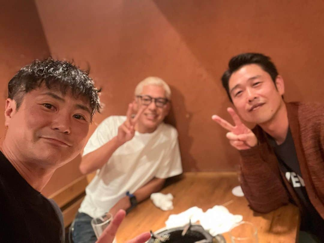 入江慎也さんのインスタグラム写真 - (入江慎也Instagram)「先日久しぶりにロンブー亮さん、金成さんこと新喜劇の千葉公平さんと三人で飲みにいきました。 千葉さんとは同期です。 東京から大阪に行って、吉本新喜劇で活躍しています。 2023年の総選挙は2位です！ めちゃくちゃ凄いです。 千葉さんと僕は、亮さんがやられていた田村亮一座という劇団の劇団員です。 亮さんとも飲ませていただくのも久しぶりで嬉しかったです。 亮さんはピカピカを立ち上げて、家の清掃も頼んでいただきました。 本当にありがたかったです。  昔話し、 これからの話し、色々しましたー！  楽しい夜でしたー！  がんばろー！  #ロンブー亮　さん #ロンドンブーツ1号2号田村亮　さん #田村亮一座 #吉本新喜劇 #千葉公平 #同期 #泥の97年デビュー組  #中目黒 #株式会社ピカピカ #清掃業 #ピカピカ #セカンドキャリア」10月16日 18時20分 - oreirie0408