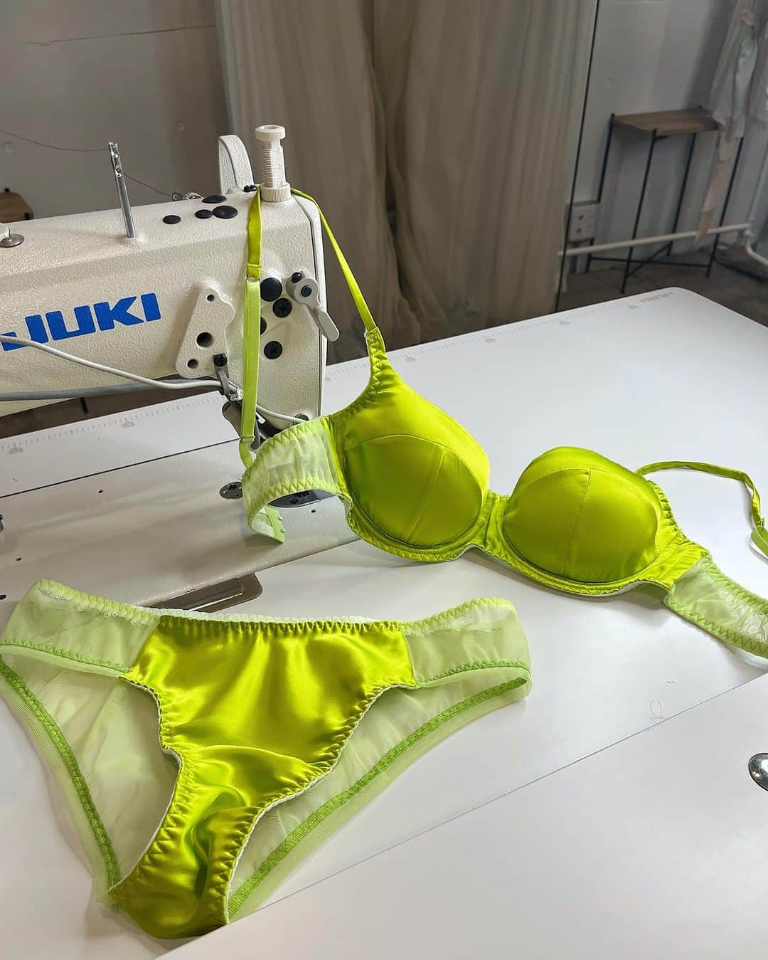 Chiyono Anneさんのインスタグラム写真 - (Chiyono AnneInstagram)「Brighten up your lingerie drawer with our juicy Lime silk 💚 冬に向けてビタミンカラーをランジェリードロワーに導入🍋🥝🍊 お洋服の中のインナーが明るい日は、いつもよりちょっとワクワク🤏🏼💓  #チヨノアン #シルク #ランジェリー #chiyonoanne #bespokelingerie #silklingerie」10月16日 20時30分 - chiyono_anne