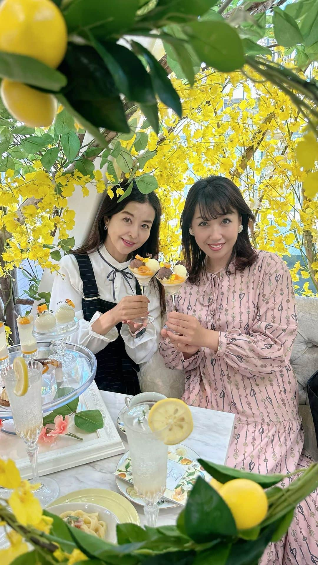 大桃美代子のインスタグラム：「映えしか、勝たん！  表参道に花園があったなんて。。。  亜里ちゃん　@arionishi  バースデーでした。  HAUTE COTURE CAFE 表参道　@hautecouturecafe_official   秋に爽やかな、レモン、グレープフルーツ、ゆずを使った  アフタヌーンティー。  花いっぱいに飾られた店内は、  「スタジオですか？」と言うくらい、  何処をとっても、映え映え。  最初からテーブルセッティングされ、  上のお皿を取り替えるだけで、  次の組に対応できる。  オペレーションのアイディアが素晴らしい。  構図出来上がっているので、  どう撮っても、カッコよくなるわけです。  これはもうスタジオです。  スタッフさんも心得ていて、  「お写真撮りまーす。パフェを持って〜」とポーズ指定してくれて、  テーブルには、自撮り棒の備え付け。  お抱えカメラマンみたいです。  写真の勉強になります。  お味は、セイヴォリーも多く、  パスタや、クロワッサンサンドもあり、  ランチとしても充分楽しめます。  スイーツも爽やかに美味しく、  完食です。  美しく、美味しいハッピー、アフタヌーンティー。  スタッフの片付けを楽にするオペレーションに  感動。  アフタヌーンティーはセッティング済みで始める  アイデア。  自撮り棒を備え付け、写真構図に困らないセッティング。  SNSを意識した、インテリアにテンションが上がります。  勉強になるわー。  11月4日まで。  乙女になりたい方、  予約頑張って、行ってみてね。  #オートクチュールカフェ表参道 #花園#フラワーガーデン#アフタヌーンティー#映えカフェ#」