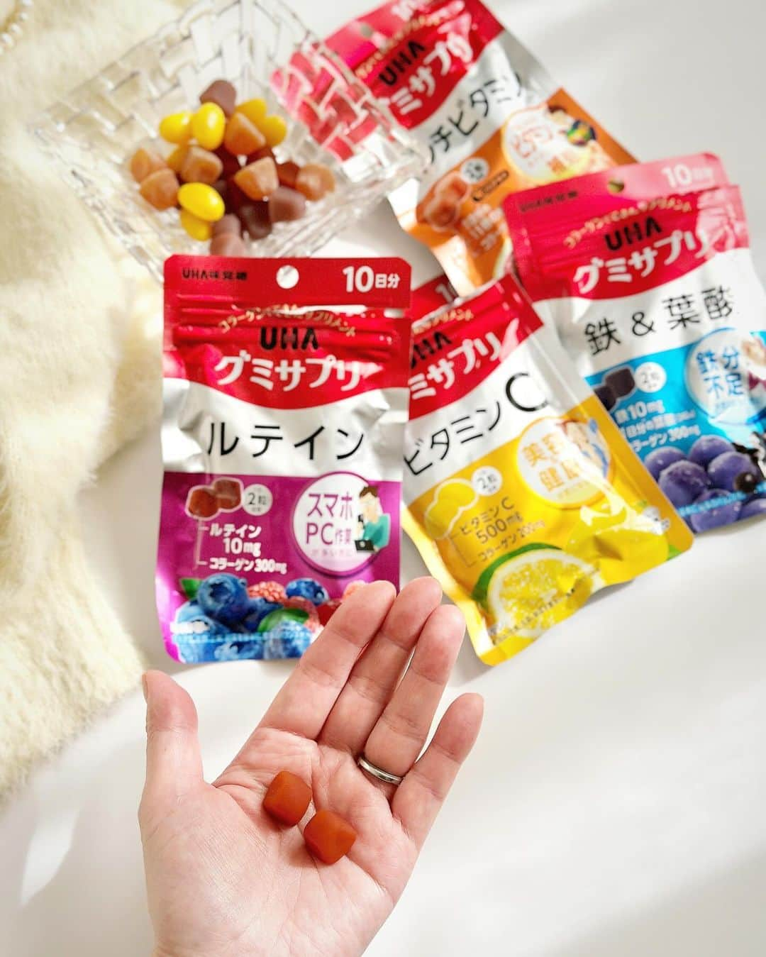 sweetieさんのインスタグラム写真 - (sweetieInstagram)「おやつ感覚で栄養補給できる UHA味覚糖のグミサプリ🤍  美味しくてもっと食べたくなるけど… 1日に必要な栄養をグミ2粒に ギュッと閉じ込めてるから食べすぎ注意🤫  ビタミンCがいつでもどこでも 手軽にチャージできるのは嬉しいし 仕事でスマホやパソコンを常に使い 目を酷使するからルテインも必要不可欠👀  持ち歩きしやすいパケで 4種類あるので好きなのが選べるよ◎  ☑︎ ビタミンC(レモン味)  美容や健康が気になる方 ☑︎ ルテイン(ミックスベリー味)    スマホやパソコン作業が多い方に ☑︎ 鉄＆葉酸(アサイーミックス味)  鉄分不足が気になる方 ☑︎ マルチビタミン(ピンクグレープフルーツ味)  ビタミンをバランスよく補給  10日間お試しセットもあるみたい♡ ▶︎ @uha_mikakuto_hb ＿＿＿＿＿＿＿＿＿＿＿＿＿＿＿＿＿＿＿＿＿ #PR#ルテインサプリ#ビタミンサプリ#鉄サプリ#葉酸サプリ#グミサプリ#グミ習慣#インナーケア#美容オタク#美容大好き」10月16日 18時25分 - ausweetie