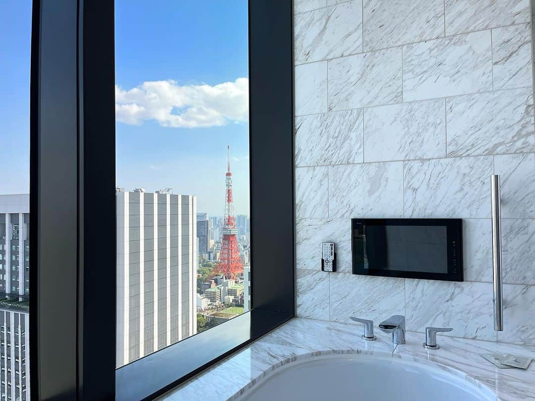 ホテルオークラ東京 Hotel Okura Tokyoのインスタグラム：「Relax in a luxury bathroom🛁 ラグジュアリーなリラックスタイムを🗼  Perched on the upper floors of the Okura Prestige Tower, our Club Suites unite seamless functionality with splendid comfort. Exquisite marble wraps the tub, walls and flooring of the bathroom in warm browns, while the spacious bedroom invites you to sleep in plush luxury. The ever-changing views of Tokyo from the oversized windows are a constant source of entertainment. Club Floor privileges include full use of the Club Lounge on the 37th floor, where light refreshments and drinks are served throughout the day. ¥278,300 per night (double occupancy), consumption tax and a service charge included. A separate municipal accommodation tax applies.  オークラ プレステージタワーの高層階にあるクラブスイート。約100㎡のクラブスイートには、機能性と居住性を追求したリビングに開放感のあるベッドルーム、高級感溢れる大理石の浴室を備えております。大きな窓からは夕空から煌びやかな夜景へと、東京の様々な表情をお愉しみいただけます。クラブスイートは、お値段以上に贅沢な空間とお時間をご提供いたします。 お部屋でお二人の時間を満喫するのもよし、37階のクラブラウンジで軽食やお飲み物を愉しむのもよし。「特別だけど落ち着く時間」を、ご提供いたします。 1泊¥278,300～(1室2名様、消費税、サービス料込、宿泊税別)  “Club Suite” The Okura Prestige Tower From JPY 278,300 per night (2 person, inclusive of service charge and consumption tax) 「クラブスイート」 オークラ プレステージタワー 1泊¥278,300～(1室2名様、消費税、サービス料込、宿泊税別)  #スイートルーム  #ホテルステイ #ホテルステイ好きな人と繋がりたい #ホテル好きな人と繋がりたい #記念日ホテル  #東京ホテル #ラグジュアリーホテル #theokuratokyo #オークラ東京  #hotelsuite #suite #tokyohotel #luxuryhotel #hotelview  #tokyotravel  #luxurylife #tokyotrip #tokyotower #bathroomgoals #lhw #uncommontravel #lhwtraveler  #东京 #酒店 #도쿄 #호텔 #일본 #ญี่ปุ่น #โตเกียว #โรงแรม」