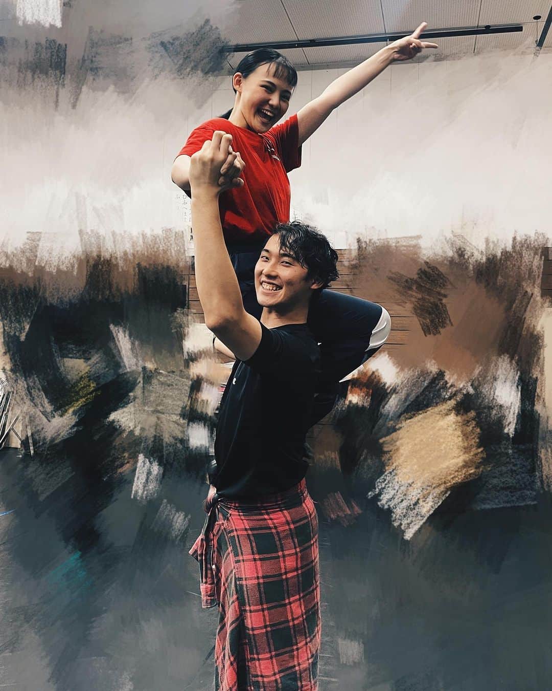 のインスタグラム：「今回リフトでたくさんお世話になってるたかちゃん！✨ 2年前の夢で共演してから超久々で！！ 2年でこんなに大人になっちゃって😭😭笑 再会を心から喜びました🥹  たかちゃんが…成長してる…😭  皆様よく見てください。。。 私を支えるたかちゃんの安心感しかないこの手🖐️！← 心強さしかない！！笑 重心ブレブレな私をいつも持ち上げてくれて 本当にありがとう😂 日々体幹鍛えます…笑  明日も稽古頑張ります🔥🔥  #一日一投稿 #四宮吏桜 #夢から醒めた夢 #高山裕生  #ミュージカル」