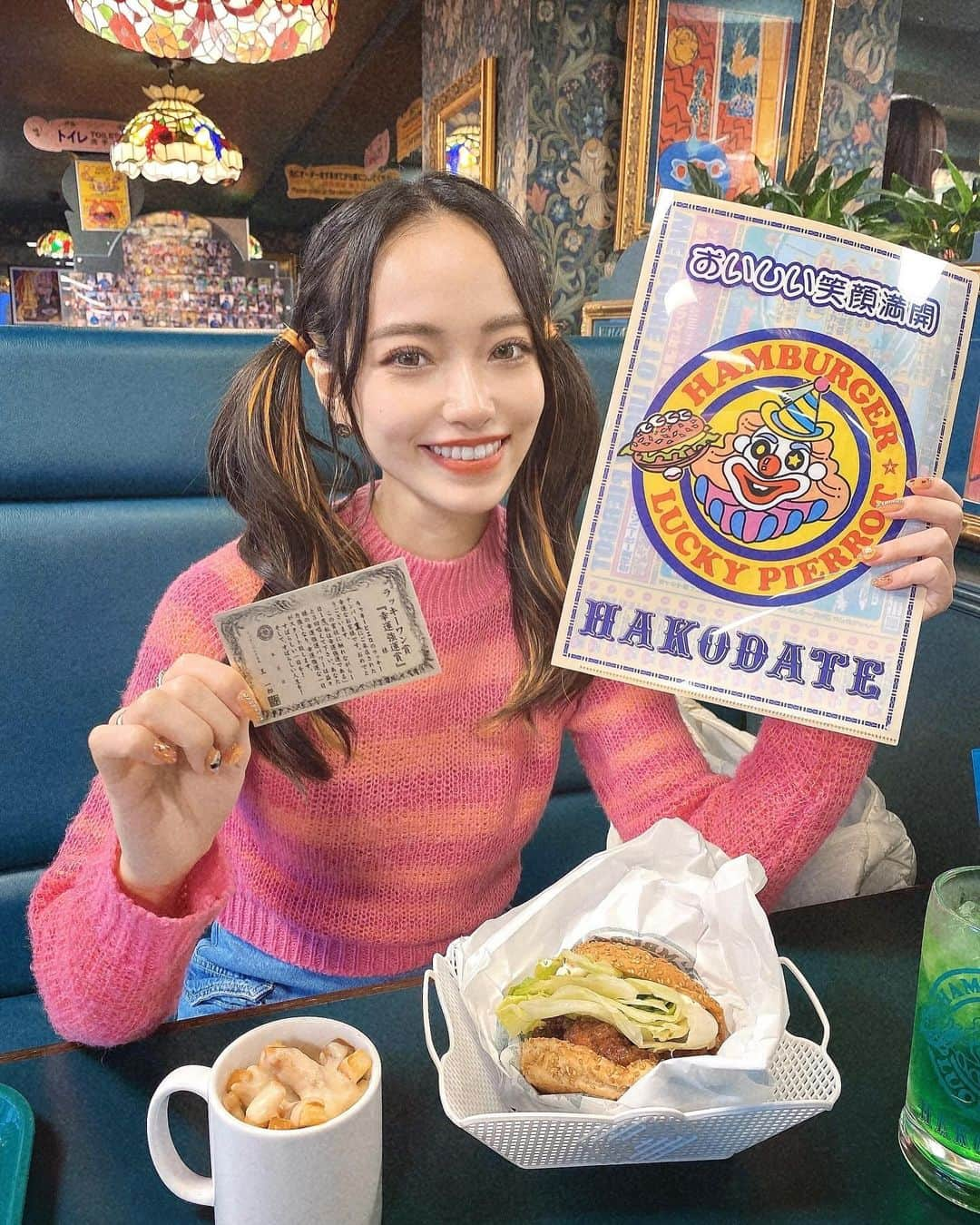 前川琳菜（りなち）さんのインスタグラム写真 - (前川琳菜（りなち）Instagram)「✩‧₊˚  行ってみたかったラッキーピエロ🤡🍔❤️‍🔥 そしたらまさかの『ラッキーワン賞』という 1番目のお客様(100までいったら1に戻るらしい)に選ばれて 称号とプレゼントいただきました🏆我ながら運強すぎ！！！笑  ハンバーガーもポテトもめっちゃ美味しくて まじで近所に欲しくなりました😮‍💨🧡  #北海道 #北海道旅行 #北海道観光 #北海道グルメ #函館 #函館グルメ #函館観光 #函館旅行 #hokkaido #travel #여행 #여행스타그램 #ラッキーピエロ #ハンバーガー」10月16日 18時32分 - rina__maekawa