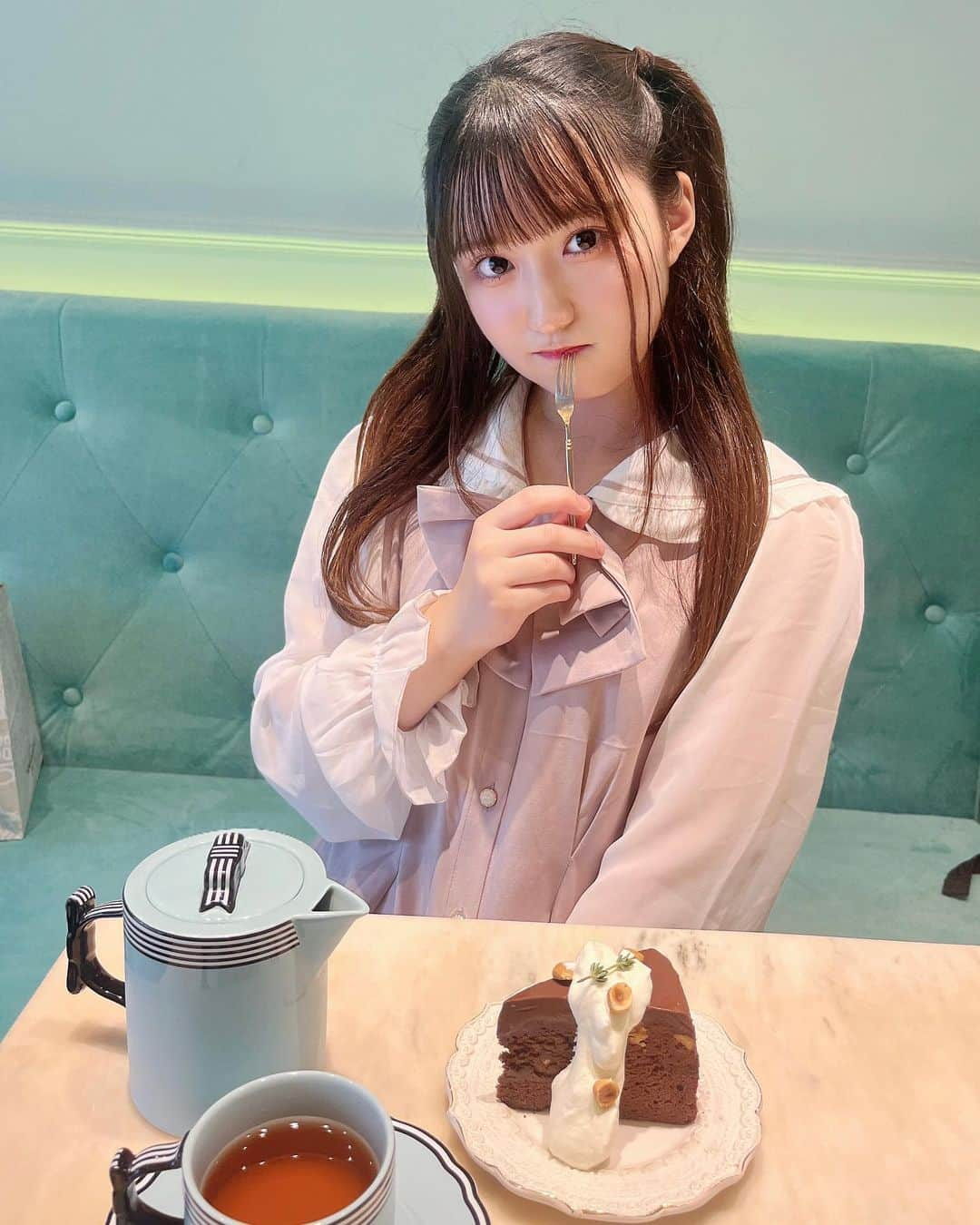 野田陽菜乃のインスタグラム：「かわいいカフェ行ったよう🧁🏷  #カフェ#東京カフェ#cafe#表参道#表参道カフェ#salondelouis#sweets#ケーキ#アイドル#地下アイドル#君とセレンディピティ#君セレ#野田陽菜乃#三重#東京#低身長#低身長女子#ハーフツイン#ヘアサロン#前で#髪ボサボサ#許して#笑」