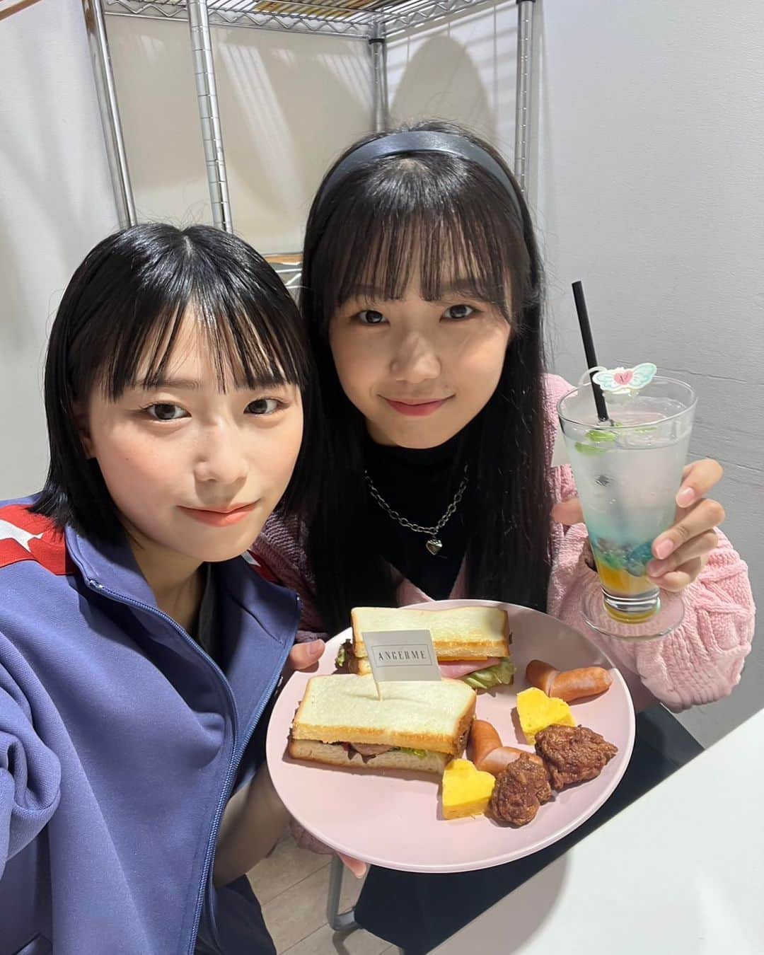 ANGERMEのインスタグラム：「#タワレコカフェ 行ってきました🥪🍹  これは行くべきべきです！  明日までやってますよ🔔🐰  #アンジュルム #橋迫鈴 #下井谷幸穂」