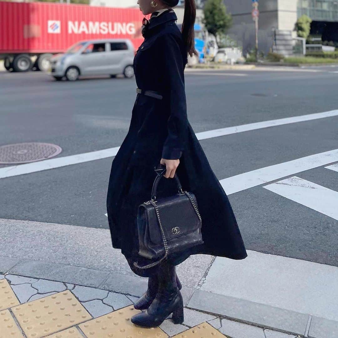 Akaneのインスタグラム：「トレンチワンピースのネイビーとNewのスカーフ♩ @madder_vintage  PRE ORDER本日最終日🕊️ 今夜23:59までとさせていただきます🙇 ブラウンのレザーベルトも可愛くて単体でもしっかり使えます♩」