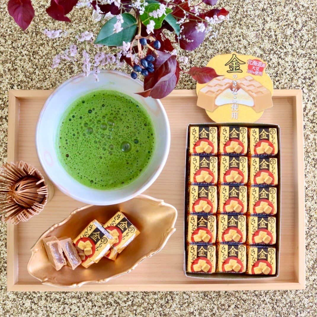 チロルチョコさんのインスタグラム写真 - (チロルチョコInstagram)「食べてみたかったら【👍】で教えて🥰  ／ "生もち"シリーズファン注目👀‼️ もちもちの#新商品の登場です‪👍🏻 ̖́-‬ ＼  🏳️新商品 チロルチョコ〈金の生もちきなこ〉の ご紹介です👩‍🍳💡⠜  チロルチョコで人気の「生もち」シリーズの新商品として、北海道産大豆100％「金のきな粉」を使用した高級感溢れる商品を発売します✨  ┈┈┈┈┈┈┈┈┈┈ 本格派和風チロル🇯🇵 ┈┈┈┈┈┈┈┈┈┈ やわらかく伸びる生もちを、金のきなこチョコで包みました♥️  細かい粒子が特長の「金のきな粉」を 使用することで、きなこチョコの口どけがより滑らかになり、生もちとの相性抜群🙈 本物のお餅のように伸びるやわらかな生もちの食感と、食塩を配合したきなこチョコの甘じょっぱさがクセになる和菓子のような本格派 #和風チロルチョコ です- ̗̀📣  ぜひお試しください❕  ※お取り扱いのない店舗もあります。また、商品がなくなり次第、販売終了とさせて頂きます。  🗣💬 商品に関するご質問については、チロルチョコ公式HPお客様お問い合わせまでご連絡くださいませ🙇  ▫️発売日 2023年10月16日から 全国で順次発売🏃‍♂️  #tirol #tirolchoco #チロルチョコ #チロル #チョコレート #おやつタイム #chocolate  #おうちカフェ #おやつの時間  #chocolatelover  #shopチロルチョコ #チョコレート好き#スイーツ」10月16日 18時26分 - tirolchoco_official