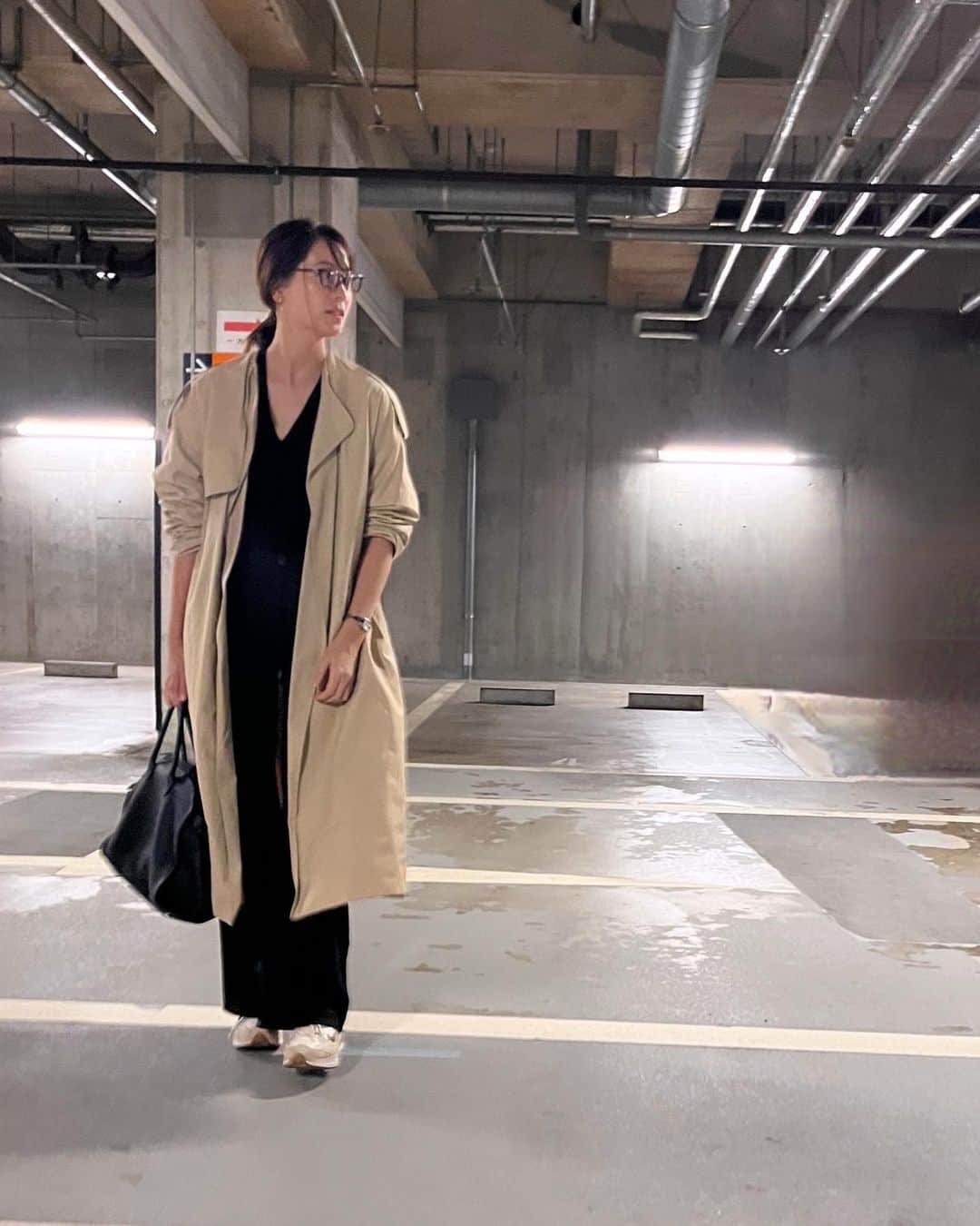 のインスタグラム：「今日って暑いの？寒いの？ と言いながら、今シーズン初トレンチの日。 THE ROWのブラックデニムがお気に入りです。  マスクだと曇るからしなくなっていたメガネを久々にしてみました。 でもね、耳の高さが左右違うので、よーく見ると斜めなの。（3枚目）  それはそうと、 幼稚園の時のママ友4人でランチに行けて、  しゃべって、笑って、笑って笑って。  本当に楽しかったー。 元気が出ました。 ありがとう。  #ランチの写真は撮り忘れ #実は右足骨折中のため #しばらくスニーカー生活です」