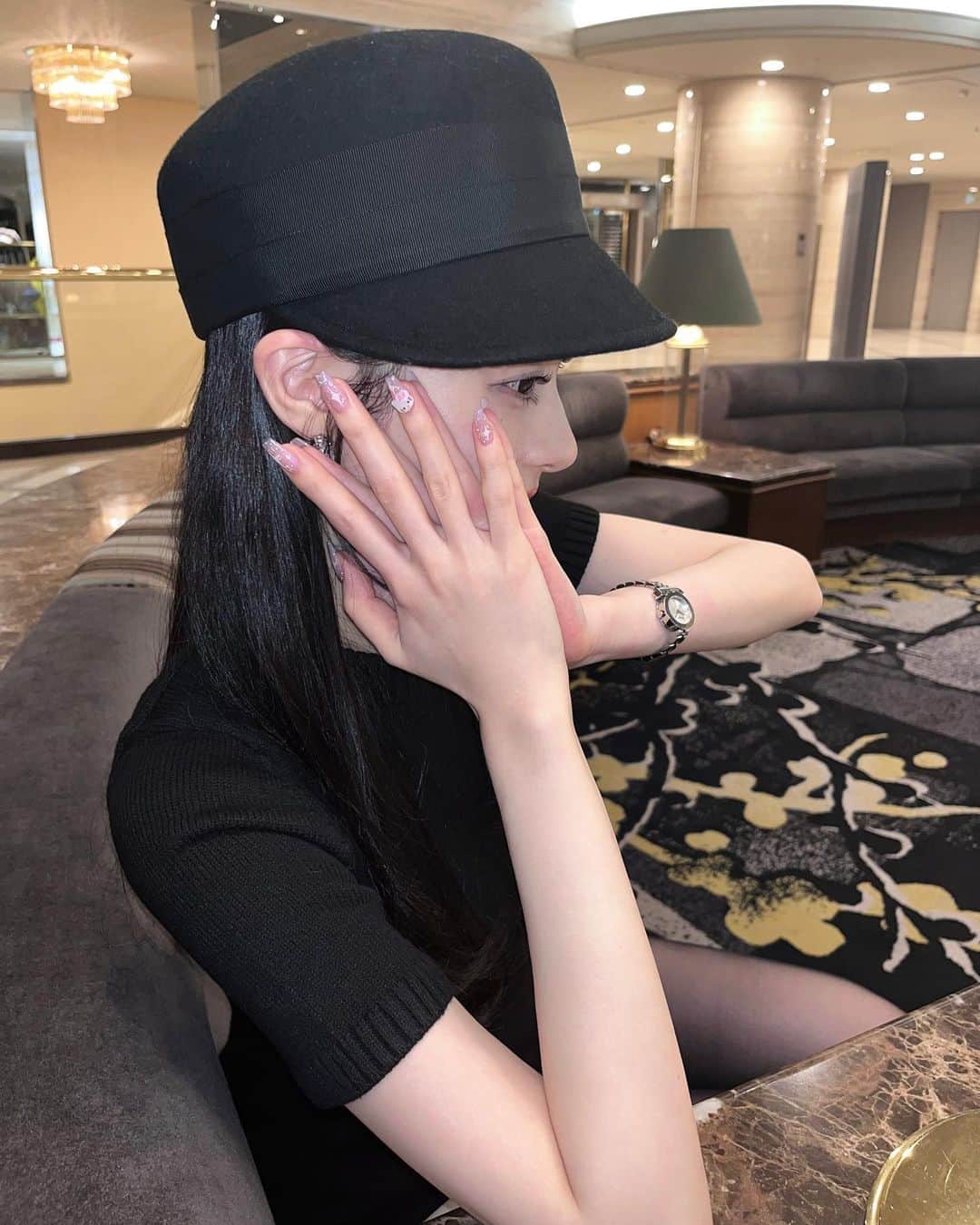 せいかのインスタグラム：「いつも行ってるネイルサロン( @_nail_tsuki_ )が20日からサンプルコースが始まるみたい🤍🤍  オフ込み8,800円のサンプルコースで、 サンプル見せてもらったけど全部めっちゃ可愛くて悩みまくってキティちゃんのちゅるんネイルにした💅🏻🎀」