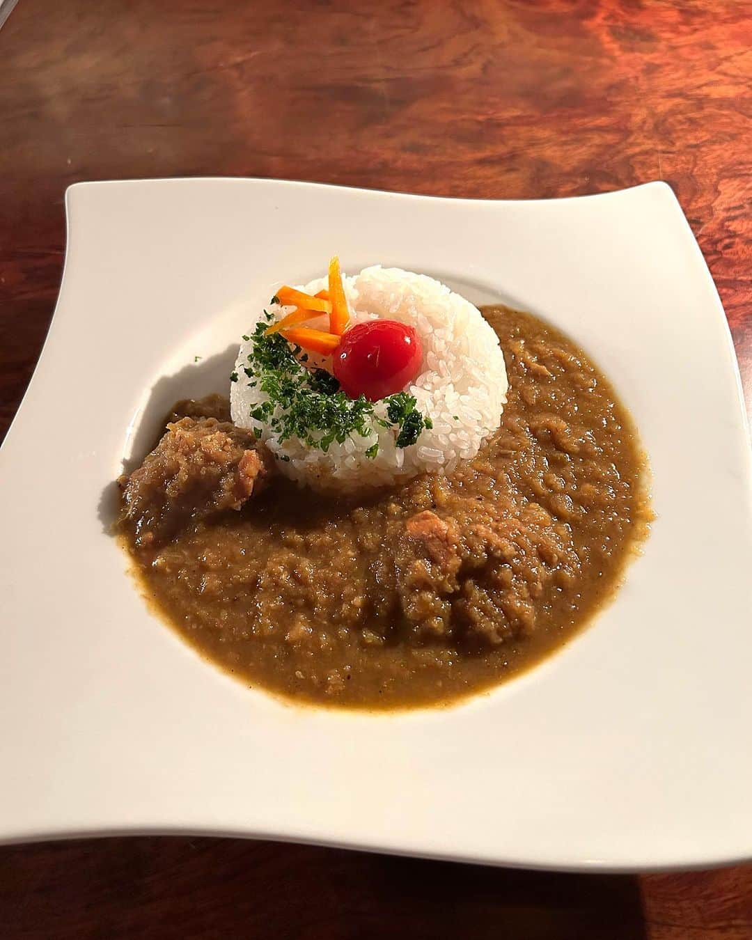 なべやかんのインスタグラム：「下北沢カレーフェスティバル。 美味しいカレーだったよ。 おすすめ。  #下北沢カレーフェスティバル #下北沢 #barnias #カレー」