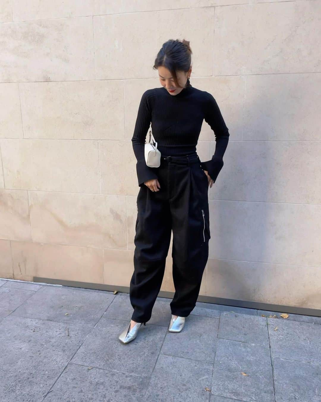 秋元玲奈さんのインスタグラム写真 - (秋元玲奈Instagram)「Weekend look❤️  #london #londonfashion #blacklooks  #mumsfashion #autumnvibes  #therow#andreadamo #bottegaveneta #jilsander」10月16日 18時28分 - rena_akimoto