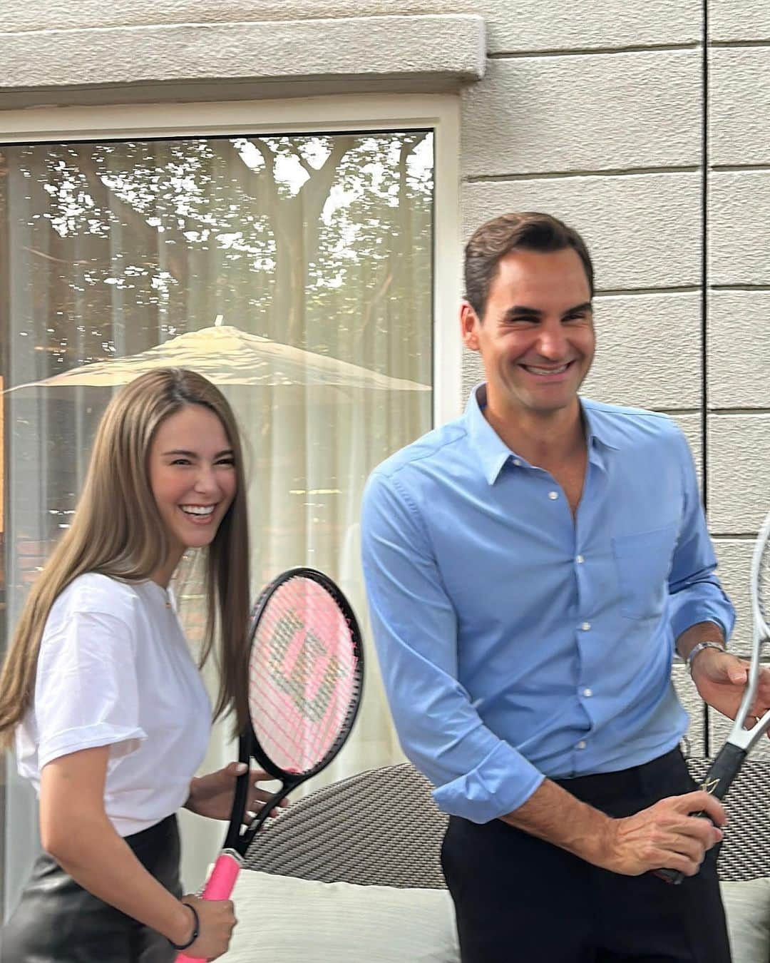 ハンナ・クインリヴァンのインスタグラム：「Had a delightful catch-up with Roger over afternoon tea ☕️🎾 Not only did I get some amazing tips on my backhand, but I also witnessed firsthand his elegance and charm. Feeling inspired and grateful to have met a true gentleman！🙌🏼💫    #TennisLegend」