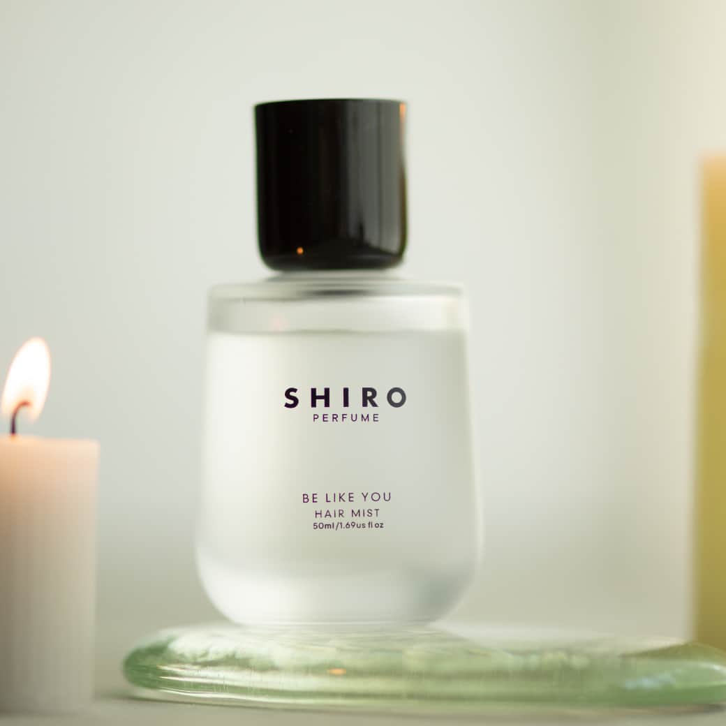 shiroさんのインスタグラム写真 - (shiroInstagram)「【自分らしくいることをそっと後押しする、ホリデー限定パフューム『BE LIKE YOU』】 ホリデーを思わせる温かみのあるサンダルウッドとカシミアウッドに、やわらかく上品なアーモンドとムスクを加えた、SHIROでは珍しいウッディアンバーの香り。 まるで洗い立てのニットに包まれているような温かみのあるやわらかな香りで、スタッフの間でも人気があります。甘い香りが苦手な方や香りに酔いやすい方にもお試しいただきたい、軽やかに纏えるパフュームです。  今回は、どんなあなたでも輝けるホリデーシーズンをイメージした、グレイッシュベージュの限定ボトルの「オードパルファン」と、潤いを抱き込むシラカバ*1とがごめ昆布*2が髪のキューティクルを保護する「ヘアミスト」の2アイテムをご用意しました。  わくわくした気持ちで溢れるホリデーシーズンだからこそ、少しの勇気ときっかけが欲しいなら『BE LIKE YOU』の香りがそっと背中を押してくれるはず。 きらめく街の中で自分らしさを見つけられる香りを味方につけて、あなたらしいホリデーシーズンをお過ごしください。  *1シラカンバ樹液/ 保湿成分 *2ガゴメエキス/ 保湿成分 ────────────────── ■SHIRO Dears Collection 2023 第1弾 限定パフューム『BE LIKE YOU』（全2製品） 10/16（月）SHIRO Membership Program「FAST RESERVE（会員向け先行予約）」開始 10/19（木）公式オンラインストア（午前10時）、全国直営店舗にて一般発売 ・BE LIKE YOU オードパルファン 50mL/11,203円（税込） ・BE LIKE YOU ヘアミスト 50mL/5,610円（税込） ────────────────── #SHIRO #SHIROperfume #SHIROdearscollection2023 #BELIKEYOU #ホリデー」10月16日 18時30分 - shiro_japan