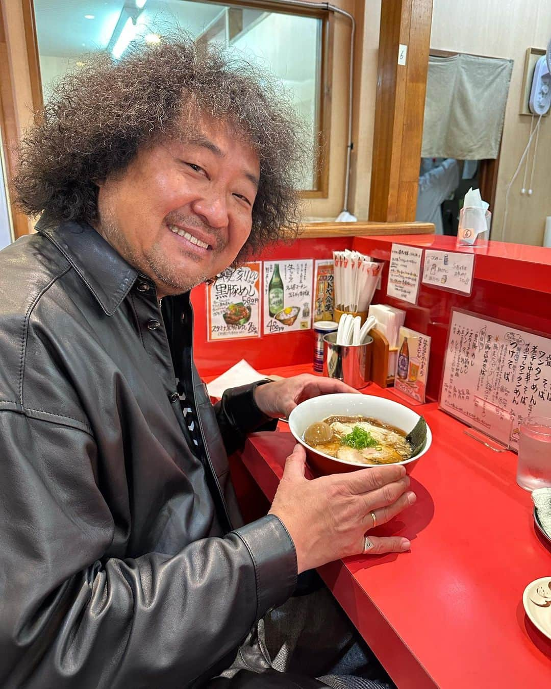 葉加瀬太郎のインスタグラム：「大阪でカドヤ食堂行ってきました🍜 朝からすごい行列  明日はかつしかシンフォニーヒルズで皆さまのご来場をお待ちしていま〜す👋  #葉加瀬太郎コンサートツアー2023 #カドヤ食堂 #大阪」