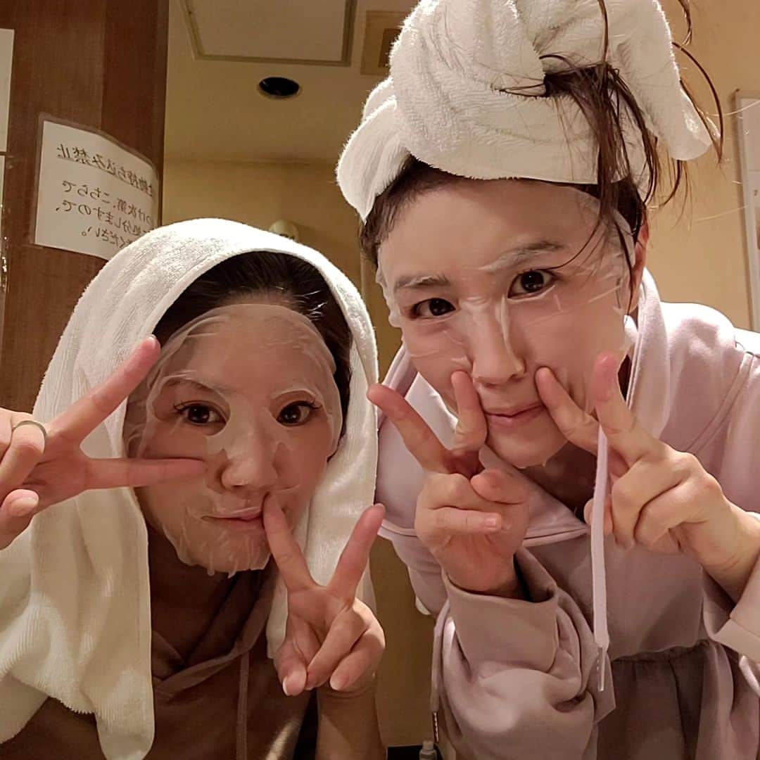 ようこさんのインスタグラム写真 - (ようこInstagram)「大好きな親友とサウナ😍😍 初イブだったのですがすっかりはまってしまいました✨ お風呂もサウナもスチームサウナも岩盤浴もあってさらに美味しいご飯も食べられて幸せ😍 すっかりハマりました🎵 キムチチゲ美味しすぎた✨ 7時間いられるからお得だし、時間足りなくなる🤣 月曜日と火曜日は安いからさらにお得です😌  自分の時間がなくて自分を労る事ができてなかったから本当に本当に気持ち良かったです😌 毎月行こー🤣  #サウナ#サウナ女子 #美容#健康#健康になりたい#免疫 #美肌#ダイエット#綺麗になりたい」10月16日 18時42分 - 0606yoko