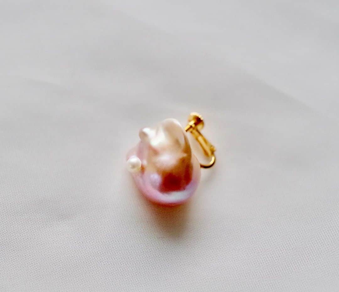 TOWAJEさんのインスタグラム写真 - (TOWAJEInstagram)「秋冬に彩りを添える ローズカラーのバロックパール。  愛らしい個性的な形。 自然色のナチュラルパールです。  Pearl on pearl long pierce p K10 (Single) Pearl on pearl Earrings   お問い合わせ、ご注文はDMで承っております。 お気軽にご連絡ください。  ..............................................  常設店 @drama_hpfrance_shinjuku  新宿店  ルミネ新宿店1  2F  @drama_hpfrance_isetan  伊勢丹新宿1F アクセサリー  @drama_hpfrance_yokohama  横浜店  ルミネ横浜 1F  ..............................................  #TOWAJE #トワジェ #無調色パール #パールピアス #バロックパール   #ルベルパール #ピンクパールピアス #ピンクパール #ローズカラー  #暮らしの楽しみ #パール好き  #結婚式ピアス　#フックピアス #暮らしのジュエリー  #大人のカジュアル #ootdjapan   ................…………………………….」10月16日 18時34分 - towaje