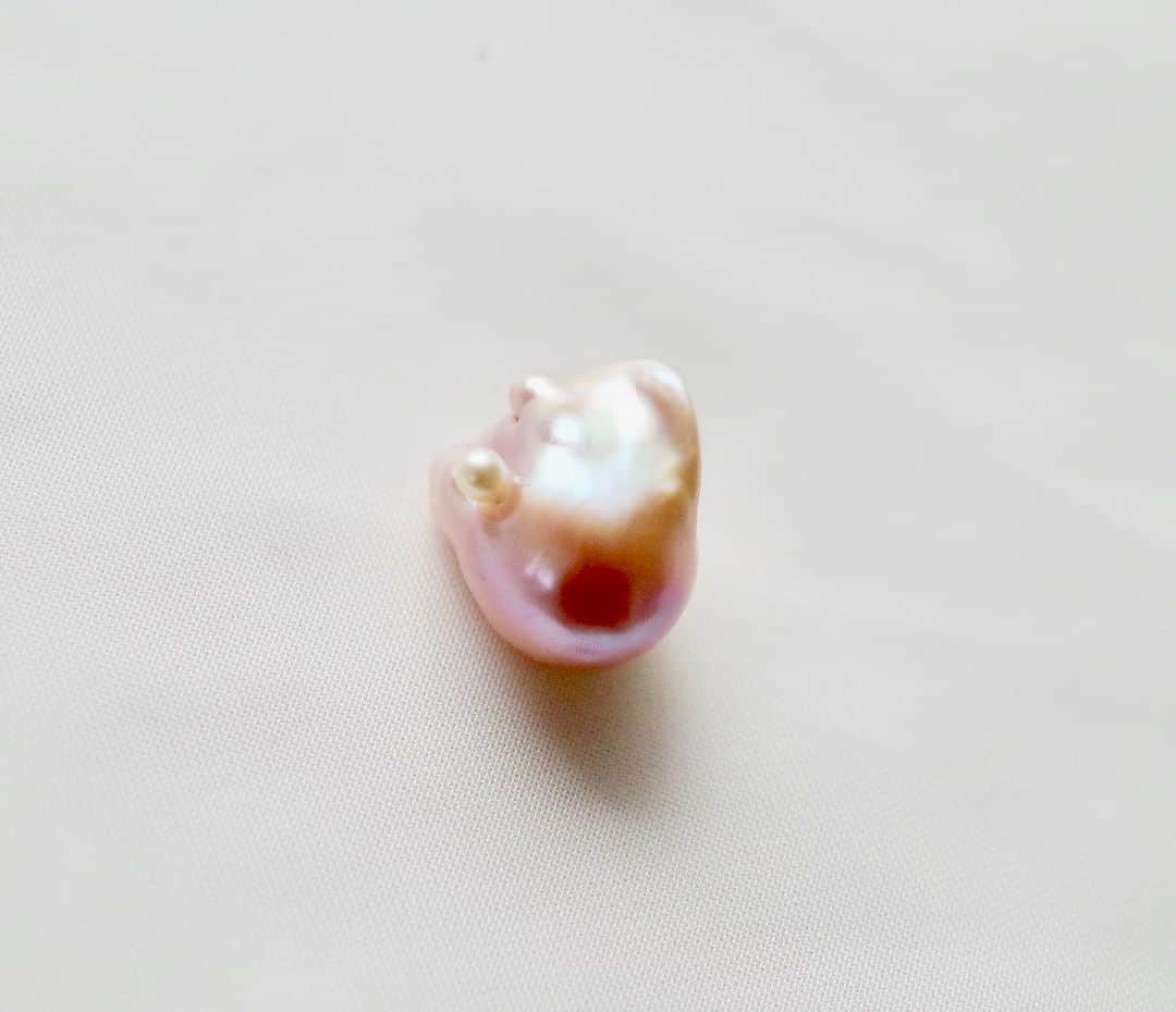 TOWAJEさんのインスタグラム写真 - (TOWAJEInstagram)「秋冬に彩りを添える ローズカラーのバロックパール。  愛らしい個性的な形。 自然色のナチュラルパールです。  Pearl on pearl long pierce p K10 (Single) Pearl on pearl Earrings   お問い合わせ、ご注文はDMで承っております。 お気軽にご連絡ください。  ..............................................  常設店 @drama_hpfrance_shinjuku  新宿店  ルミネ新宿店1  2F  @drama_hpfrance_isetan  伊勢丹新宿1F アクセサリー  @drama_hpfrance_yokohama  横浜店  ルミネ横浜 1F  ..............................................  #TOWAJE #トワジェ #無調色パール #パールピアス #バロックパール   #ルベルパール #ピンクパールピアス #ピンクパール #ローズカラー  #暮らしの楽しみ #パール好き  #結婚式ピアス　#フックピアス #暮らしのジュエリー  #大人のカジュアル #ootdjapan   ................…………………………….」10月16日 18時34分 - towaje