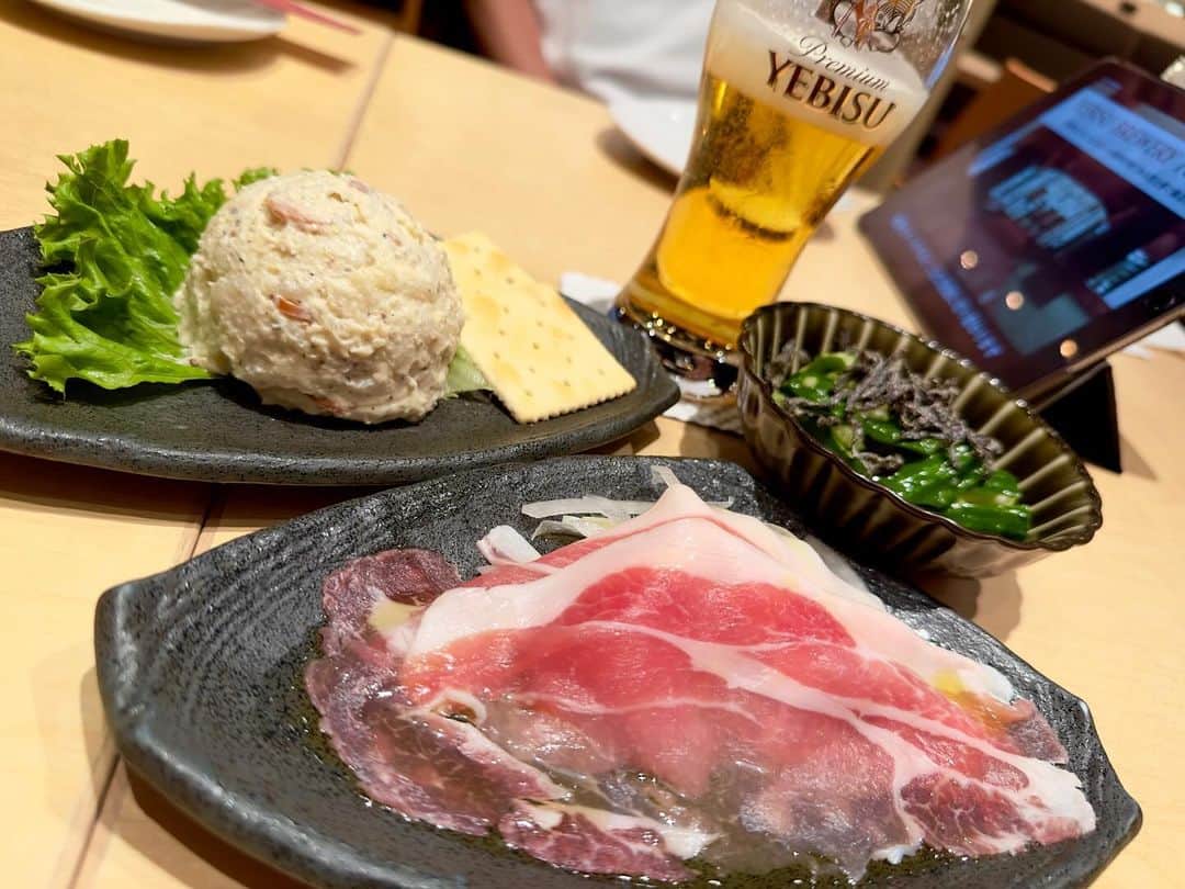 わっきーのインスタグラム：「日本最高峰のビール酒場「YEBISU BAR」へ。2023年10月末まで、福島グルメフェアやってました。 6種類のヱビスビールが味わえて、料理もホテルクオリティー。 福島/会津地鶏は絶品。個人的には生パスタのナポリタンが好みでした。  #yebisu #yebisubar #ヱビスビール #ヱビスバー #酒場 #ビール酒場 #アヒージョ #ナポリタン #生パスタ #福島グルメ #サーモン #唐揚げ #から揚げ #フィッシュアンドチップス #東京グルメ #わっきーtv」