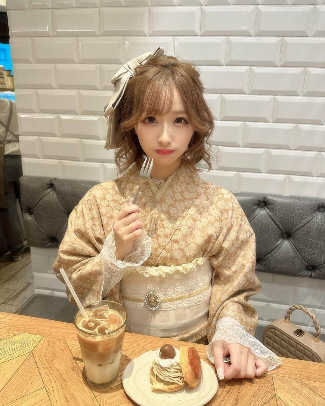 渡辺葉月のインスタグラム：「🫖🍪  #village #village_kimono #asakusa #浅草着物レンタル #着物ヘアアレンジ #着物ヘア #ヘア #ヘアアレンジ #浅草」