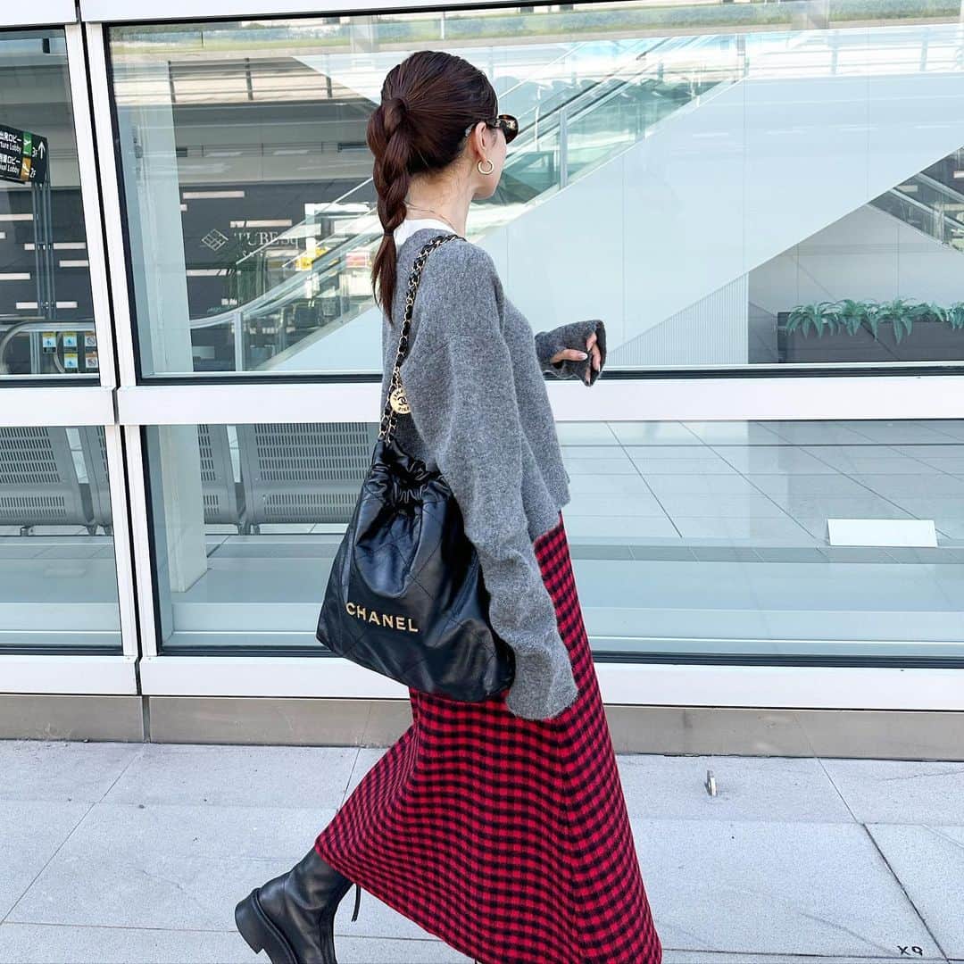 のインスタグラム：「Check tight skirt   秋冬に着たいRed checkに Knit cardigan 合わせが可愛くて🤭🧶  ゆるっとなお袖のシルエットもお気に入り🫶🏻  knit/skirt @_bluelea_  bag @chanelofficial  boots @therow」