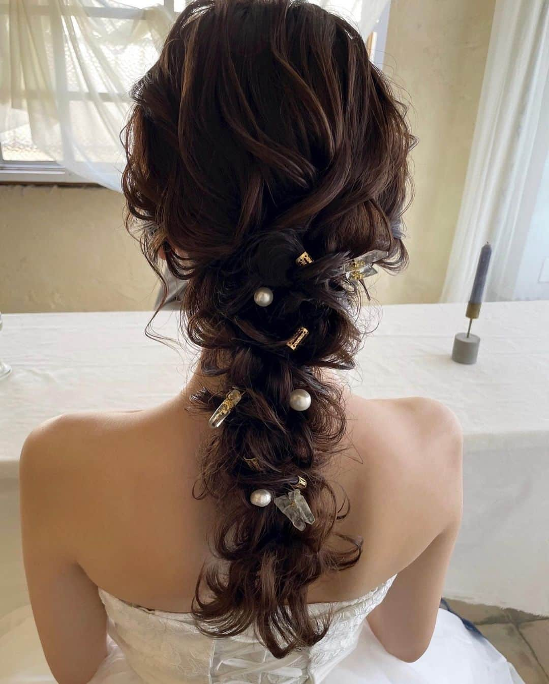 Tomoya Tamadaさんのインスタグラム写真 - (Tomoya TamadaInstagram)「柔らかい質感で抜け感のある編み下ろしヘアにアクセサリーを散りばめて大人っぽく可愛らしい仕上がりに✨🫧🥰  weddingでの出張ヘアメイク 前撮りヘアメイク、お呼ばれヘアセット その他、ご依頼に関するお問い合わせ ご予約は @tama_hairmake プロフィールリンクのホームページから 受け付けておりますのでご連絡お待ちしております。  全国出張も受け付けておりますので ご予約以外でも、出張ヘアメイクのご相談、お見積もりなどもお気軽にお問い合わせくださいませ。  =-=-=-=-=-=-=-=-=-=-=-=-=-=-=-=-=-=-=-=-=-=-  【 鹿児島限定 前撮りプラン、フォトウェディング撮影 】  次回の開催予定は ⭕️2023年11月内の期間。 上記での日程の募集となります。 只今、期間限定の特別価格で前撮りプラン、 フォトウェディングのご予約お受けしております。  ご予約、プラン等の詳細のお問い合わせは @_lumiere_k の ホームページ又は、DMまでご連絡お待ちしております。  (※こちらのフォトプランは @_lumiere_k にご連絡後、 ご予約されたお客様限定のフォトプランとなりますので ご了承の程、宜しくお願い致します。)  ＿＿＿＿＿＿＿＿＿＿＿＿＿＿＿＿＿＿＿＿＿＿＿＿＿＿  【 現在、募集中のセミナー 】  ●10月30日(月曜日)  名古屋  ●10月31日(火曜日)  名古屋  ●11月7日(火曜日)  東京  ●11月20日(月曜日)  松山  ●11月21日(火曜日)  松山  ●11月27日(月曜日)  福岡  ●11月28日(火曜日)  福岡  ●12月5日(火曜日)  郡山  当日の詳細、ご応募に関しましてはホームページの 「セミナー告知」に記載しておりますので ご応募お待ちしております。  ＿＿＿＿＿＿＿＿＿＿＿＿＿＿＿＿＿＿＿＿＿＿＿＿＿＿  開催告知しているセミナー以外でも 個人様、企業様へ向けた臨店講習も行なっております。 臨店講習のお問い合わせは、こちらから宜しくお願い致します。  LINE ID ➡️ @ntb4770x  雑誌、広告、web撮影などのご依頼もお気軽にお問い合わせ下さいませ。 ご依頼に関するお問い合わせは、ホームページの 「お問い合わせ」からご連絡お待ちしております。  #ウェディング#ブライダル#花嫁#結婚式#結婚式準備#前撮り#和装#和装前撮り#weddingphoto#ウェディングフォト#プレ花嫁#プレ花嫁さんと繋がりたい#プレ花嫁準備#2024春婚#2024夏婚#2024秋婚#鹿児島花嫁#東京花嫁#ウェディングヘア#ブライダルヘア#ヘアアレンジ#ヘアメイク#花嫁ヘア#ウェディングドレス#weddinghair#bridalhair#新娘化妝#新娘秘書#新娘髮型#웨딩」10月16日 18時37分 - tama_hairmake