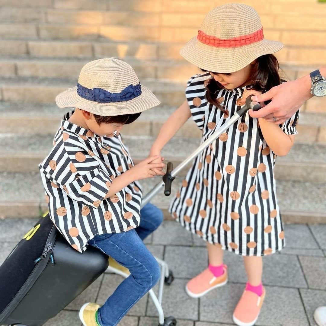 microscooters_japanのインスタグラム：「[Rakuten 商品レビュー] ■商品名 マイクロ ラゲッジ イージー  ■レビュー評価 ⭐⭐⭐⭐⭐ (星5) ■レビュータイトル すごくよかったです ■レビュー本文 2歳双子で移動がむちゃくちゃスムーズになりました。機内持ち込みできて飛行機の中まで行けるし、安全に子供が移動できておりたい時に降りれて、もう一台欲しいですね。  #子供と旅行#スーツケース#キッズバッグ#乗れるバッグ#マイクロスクーター#マイクロラゲージだよ」