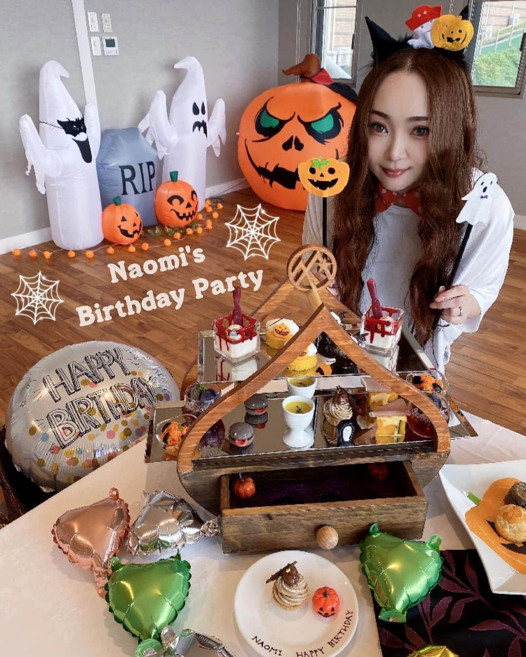 安室奈美恵　ファンアカウントさんのインスタグラム写真 - (安室奈美恵　ファンアカウントInstagram)「友達のbirthdayparty🎀  先週ずっと気になってた『天降る丘』のアフヌンで友達のbirthdaypartyして来ました🥂 今はハロウィン仕様だけとの事で迷ったけど、めちゃくちゃ可愛いくて全部美味しくて友達にも喜んで貰えて良かった😆🙌🏽  全員分のハロウィンカチューシャが用意されてたけど、私はもちろんmiwaちゃん作の安室ちゃんハロウィンカチューシャ＆襟を持参しました🎃͙👻⸜❤︎⸝‍  Naomi🖤ʜᴀᴘᴘʏ ʙɪʀᴛʜᴅᴀʏ︎︎ 🖤  @amafuru_oka   #安室奈美恵#ハロウィンカチューシャ #アムコス#アフタヌーンティー #アフヌン #ヌン活 #サプライズバースデー #天降る丘 #ハロウィン#halloween #ハロウィンスイーツ#直美おめでとう㊗️」10月16日 18時40分 - shizuka1119214