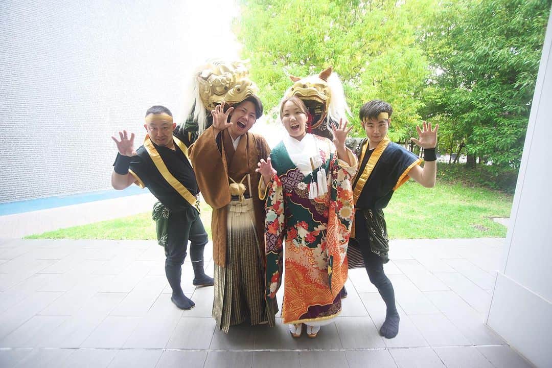 アクアデヴュー佐賀スィートテラスのインスタグラム：「【獅子舞⁉︎】  和装入場の際におめでたい獅子舞と一緒に入場！⭐️  ゲストの皆様を巻き込んで盛り上がり、会場が一つになる瞬間です🕊  －－－－－－－－－－－－－－－－－－ フェアのご予約・卒花レポートは ▷ 会場見学・フェアの予約 ▷ スタッフブログ ▷ 結婚式レポート ▷ 特典・料金プラン ▷クチコミ情報  は ︎︎  【@aquadebutsaga】のTOPページ 【lit.link/aquadebutsaga】を要チェック︎︎︎︎✔ ⁡ －－－－－－－－－－－－－－－－－－ ⁡ #アクアデヴュー佐賀スィートテラス#ナチュラルウエディング#ガーデンウェディング#佐賀結婚式#佐賀結婚式場#福岡結婚式#式場見学#結婚式レポ#挙式レポ#佐賀花嫁#ブライダル#ブライダルフェア#結婚式準備#ファミリーウエディング#獅子舞 #和装入場 #和装結婚式 #和装入場演出」