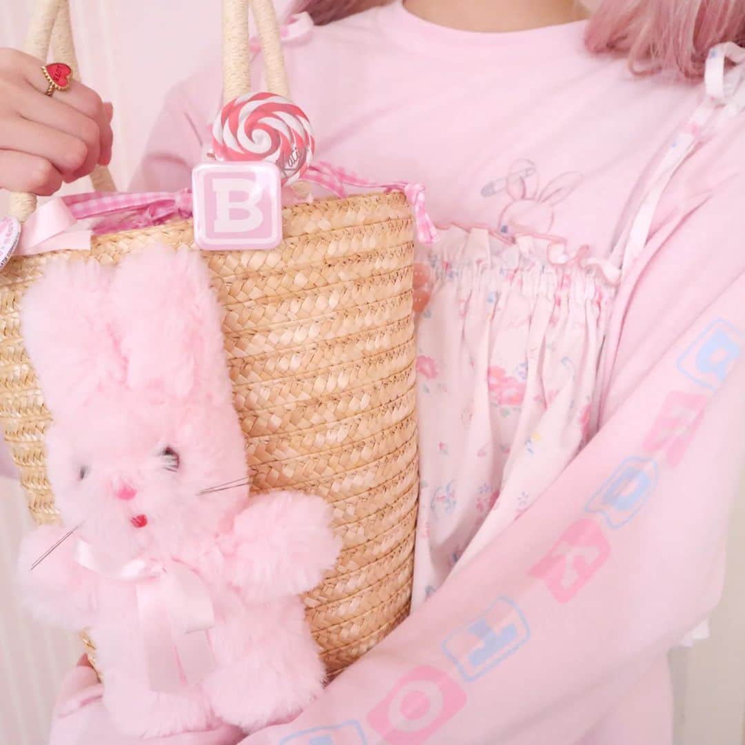 ケイティのインスタグラム：「🩷🄱🅄🄽🄽🅈 ​ 🄰🄳🄳🄸🄲🅃🐇🩷  赤ちゃんうさぎが顔をのぞかせる "𝗕𝗨𝗡𝗡𝗬" 中毒なレイヤード🍬  ロングブーツ風のボリューミィな レッグウォーマーがアクセント🐰💭  #katiethestore  #knittedbykatiebrand」