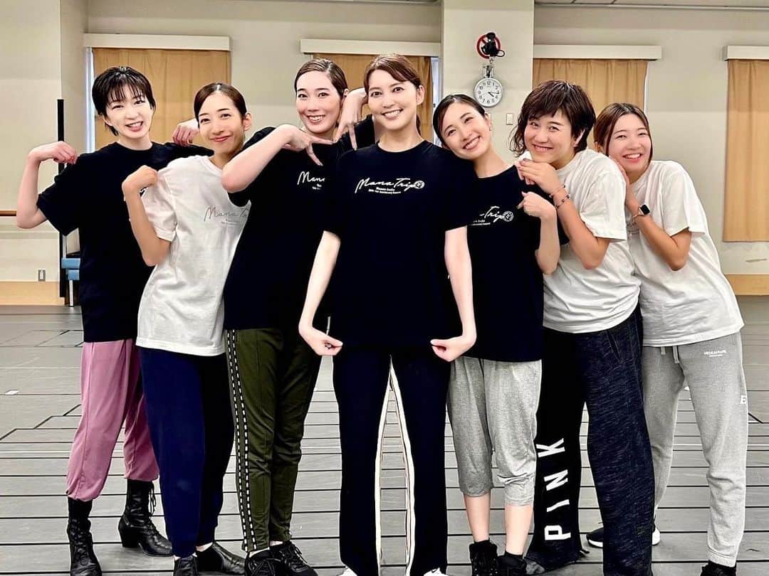 朝夏まなとのインスタグラム：「「MANA-TRIP」いよいよ今週 21日土曜日です‼︎ 1日限り！2公演です‼︎ 17時公演は配信もしていただけることになりました✨ #アーカイブもあります みんなが愛おしくてたまりません🥰 お客さまも一緒に楽しんでいただけますように✈️🌏  #マナトリ #manatrip  #マナトリTシャツかわいい #タオルもかわいいよ #今日は衣装付き通し したよ #dazzling だったよ💫」