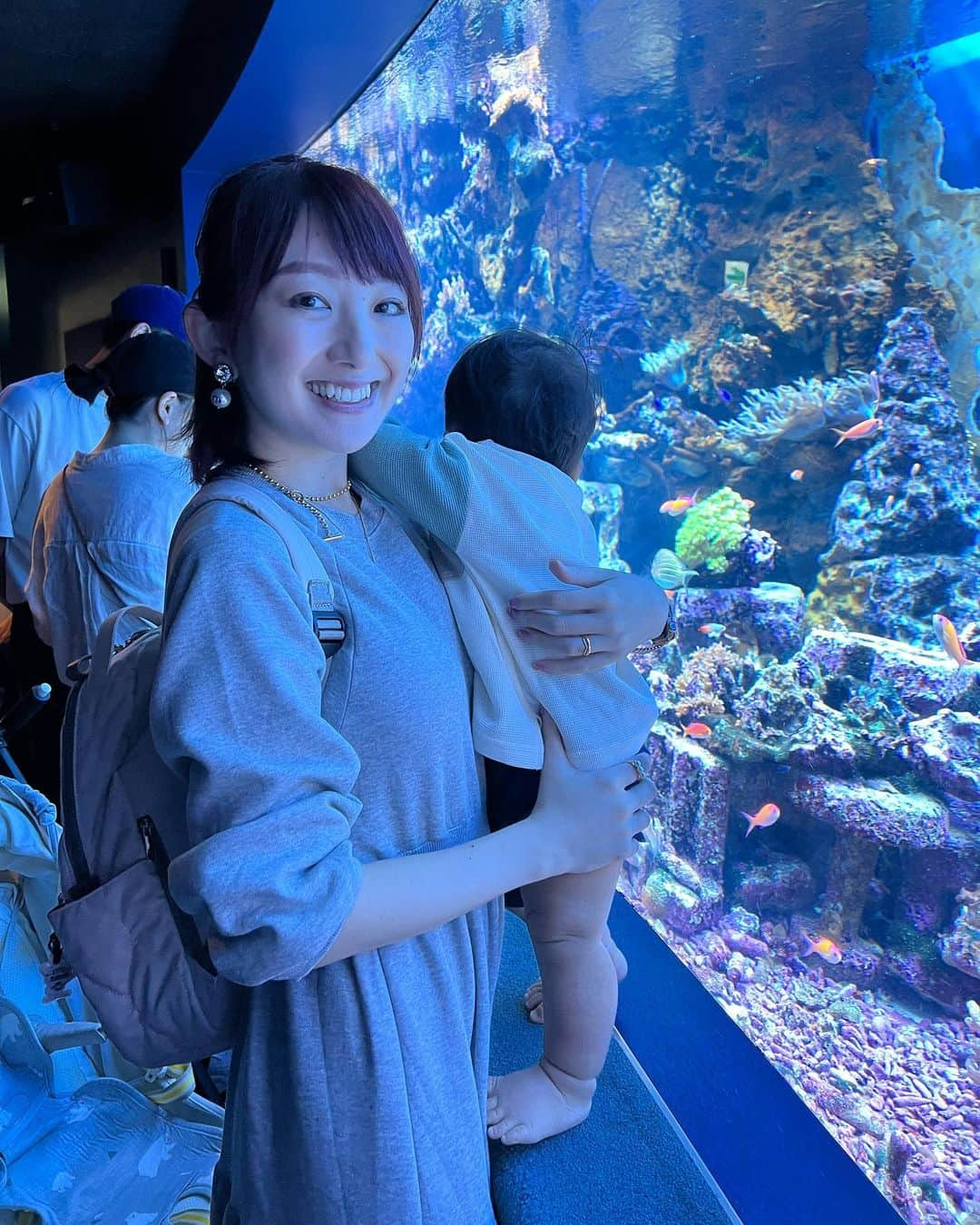 尻無浜冴美さんのインスタグラム写真 - (尻無浜冴美Instagram)「初めての水族館🐟🐠🐡💖 8くんビビりまくって全然見てくれなかった😇 そして前半で見事に寝ました笑 またリベンジするぞー！💕 サンシャイン水族館 仲良しママ友４人で行けて楽しかったし癒された〜✨  #新米ママ  #新米ママと繋がりたい  #男の子ベビー  #水族館  #水族館デビュー  #生後11ヶ月  #サンシャイン水族館」10月16日 18時50分 - saemi_shinahama