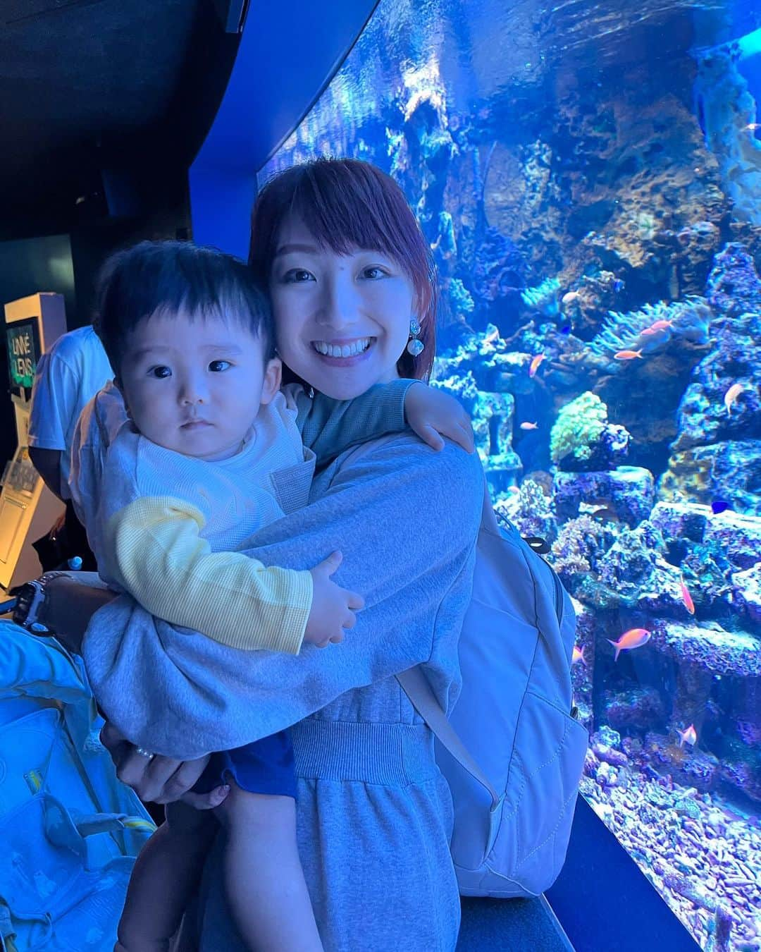 尻無浜冴美さんのインスタグラム写真 - (尻無浜冴美Instagram)「初めての水族館🐟🐠🐡💖 8くんビビりまくって全然見てくれなかった😇 そして前半で見事に寝ました笑 またリベンジするぞー！💕 サンシャイン水族館 仲良しママ友４人で行けて楽しかったし癒された〜✨  #新米ママ  #新米ママと繋がりたい  #男の子ベビー  #水族館  #水族館デビュー  #生後11ヶ月  #サンシャイン水族館」10月16日 18時50分 - saemi_shinahama