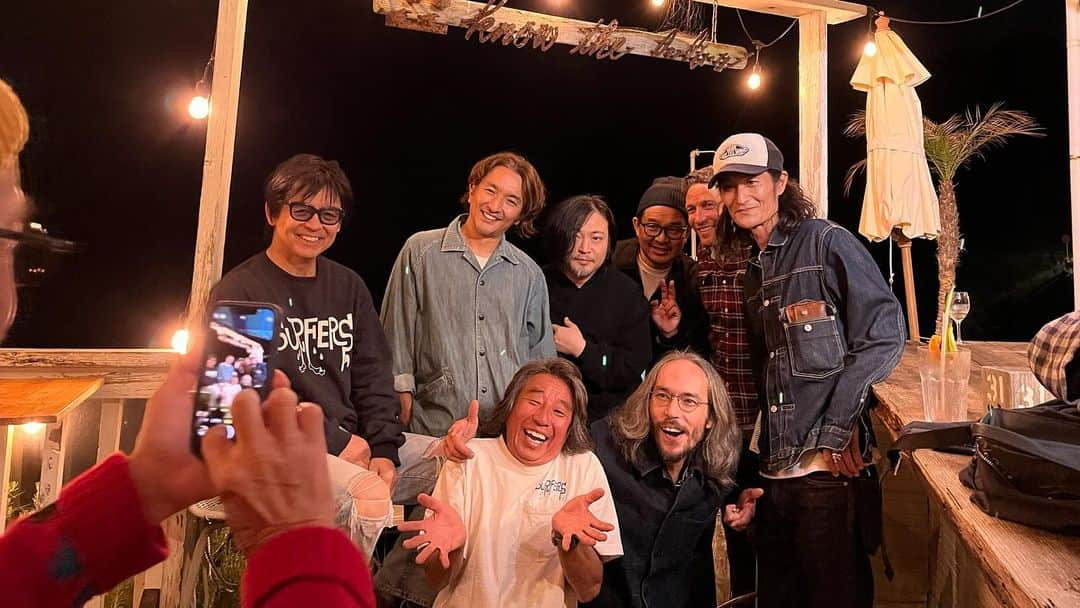 フルカワミキのインスタグラム：「Timeless Nation(Yosuke Onuma, Kai Petite, Takashi Numazawa) + Koji Nakamuraナカコー  @ SUFERS ZUSHI  海育ちの自分にとっては、音楽と海と海風との親和性が高くアドレナリンの源。  皆さん巧み凄👏なのですが印象はそれよりも柔く開けている感覚で、 まさに頭や手で掴めない海原の波と戯れ愛するサーフィンの感覚とのリンクもまた爽快でした。  常に音も視覚も波と絡まる環境で、クリアなギターの音色やBPM感に、次元行き来自由ドア的なサンプラーの組み合わせが新鮮で面白かったです。  沼澤さんとナカコーの組み合わせでは、前々日の「前意識について」での余韻もありながら、 アプローチの振れ幅🤣みんな性質が多様で魅力的なので連日楽しませてもらいました。  音楽家FRED FRITHの映像作品STEP ACROSS THE BORDERが好きで、音や感覚が地球や環境を旅する様子から、昨日ふと頭に浮かんだりしました。  ちなみにゲストのBeau Youngさんはプロサーファー界でとても有名だそう。オーストラリアの波ってかんなり大きいのですよね。  流れてくる未来を受け通過して、 朝は雨だったけれど、晴れでしたね☀️  年々、大自然と近くで感じていること・便利不便合理非合理のバランス価値観が高くなっています。」