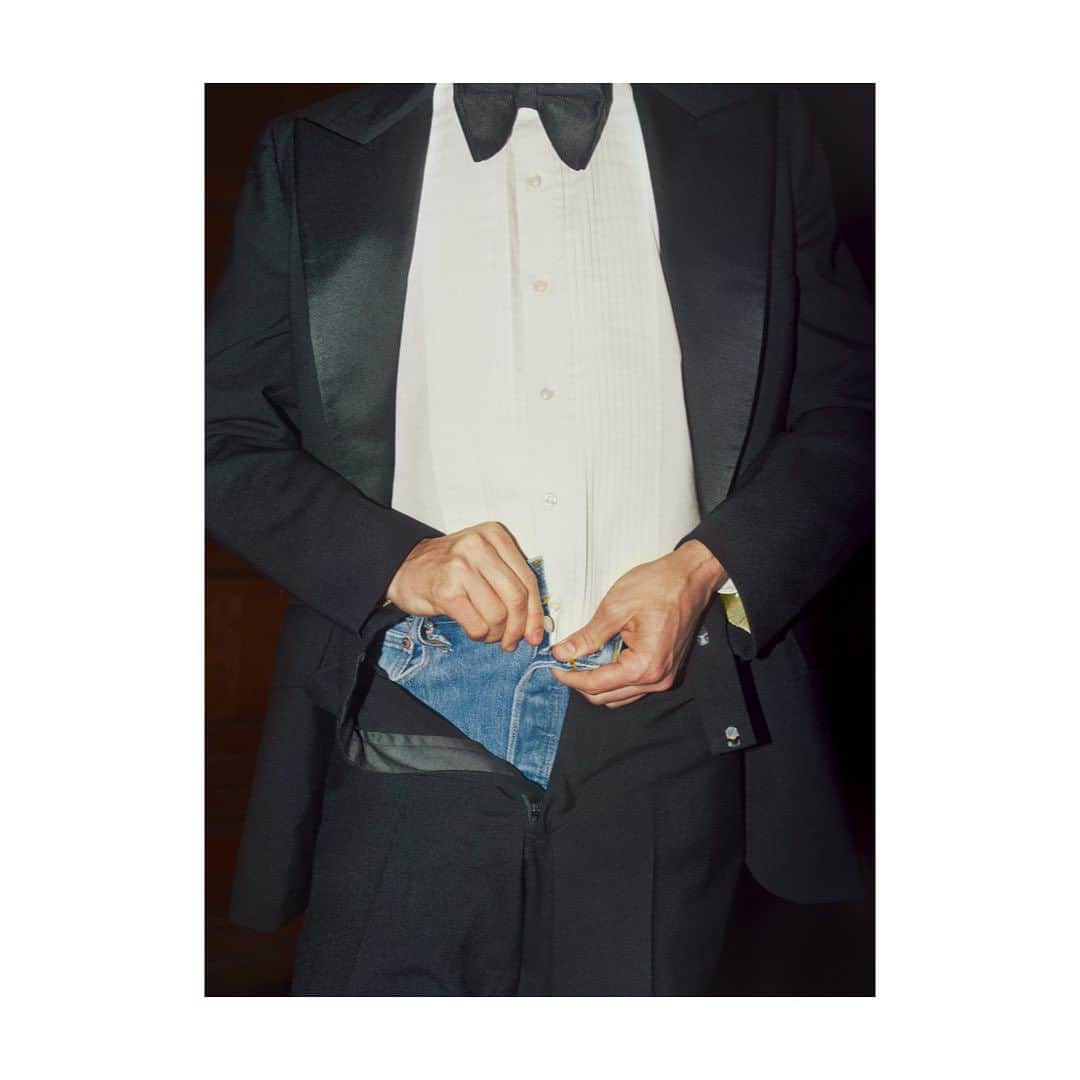 Levi's Japanさんのインスタグラム写真 - (Levi's JapanInstagram)「最高の物語を穿こう 501®の実話に基づくストーリー   これは、セミフォーマルパーティーでの 501®にまつわる実話。  1975年、ホワイトハウスの公式晩餐会に参加したあるアーティストが、ドレスコードを破りブラックのタキシードに愛用する501®を穿いて晩餐会に出席。  この時、新しいスタイルが完成しました。501®を穿いて参加したことは、アーティストとしての真摯さの表れだったのです。  このほかにも、501®の歴史の中にある様々な物語をお届けしています。次の章もお楽しみに。  #150YearsOf501」10月16日 18時44分 - levis_japan