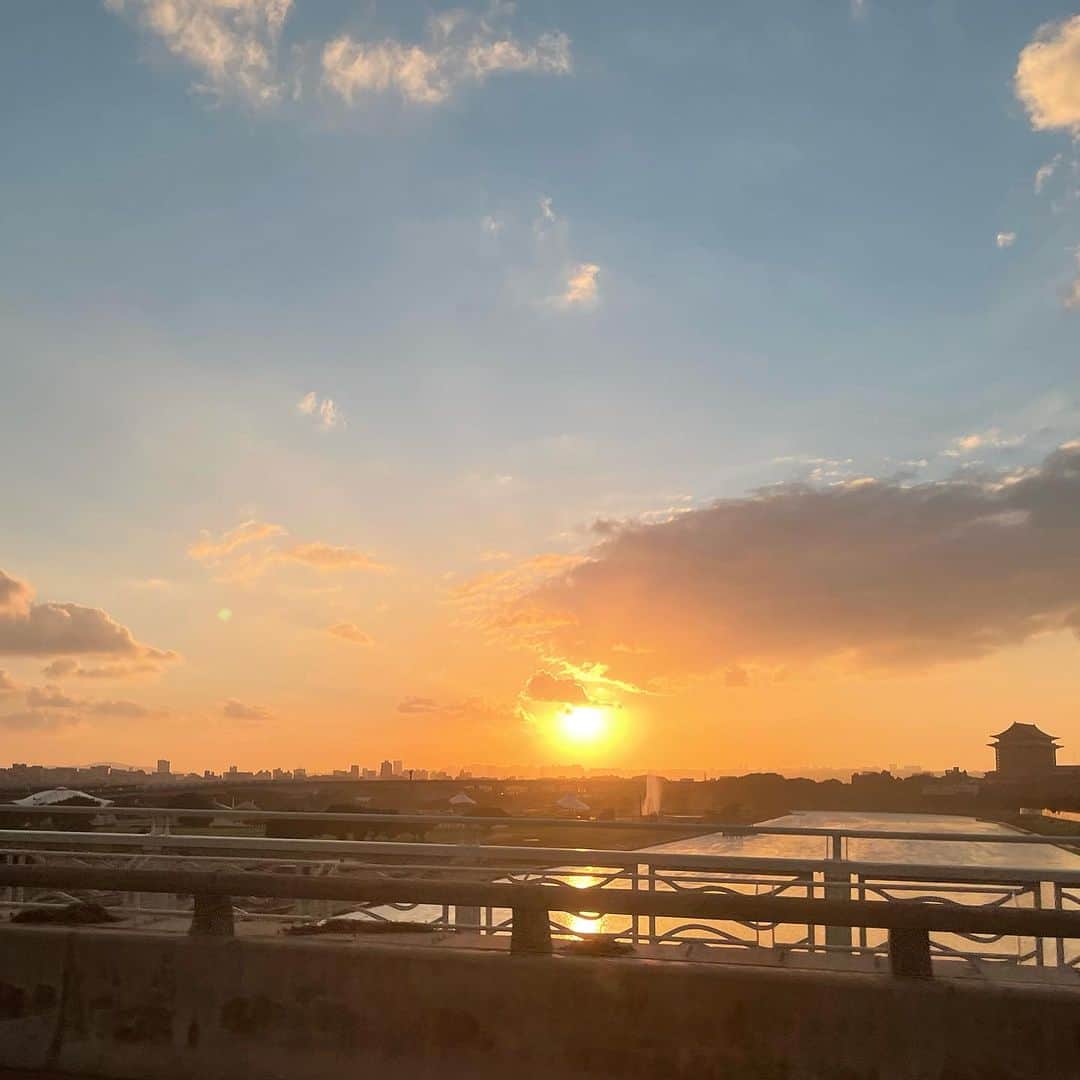 スー・チーのインスタグラム：「🍎起✈️ #願世界和平 🙏🏻 #願世上人兒充滿慈悲心」