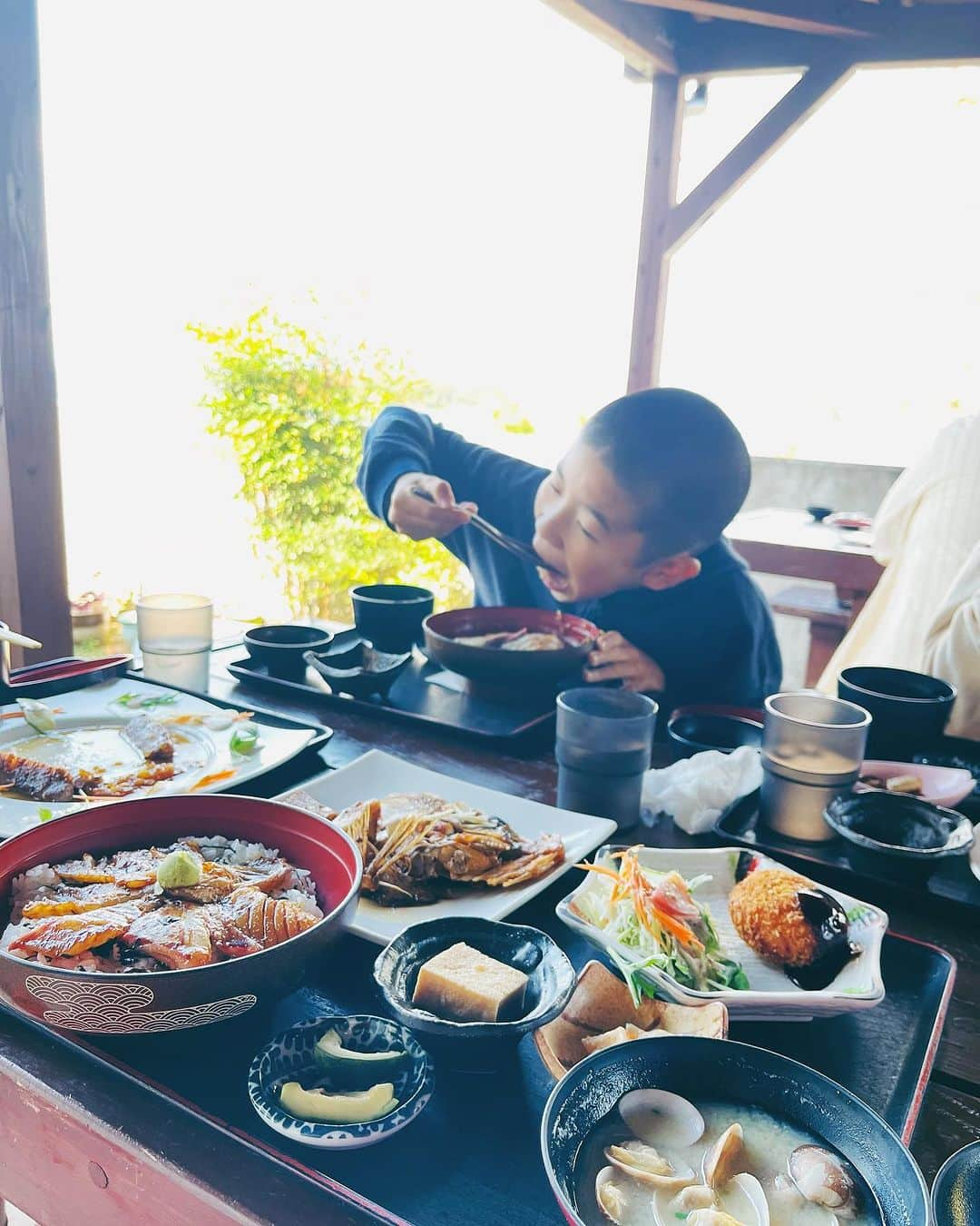 スザンヌさんのインスタグラム写真 - (スザンヌInstagram)「週末はだいすき上天草へ🐬  FISHERIES FISHERIESに泊まって 花火観て、起きたら海と朝陽が最高で シードーナツ（水族館🐟）の 手前のくまモンふわふわの公園🛝☜しかも無料 汗だくなるまで子どもたち遊んで 潮まねきで美味しい海鮮ランチ食べて海でブランコして リゾラテラスで塩パン🥐たーくさん買って帰った♡♡♡  そんないつ行ってもすきが更新される我らが（勝手に☜）上天草のPR動画🎥 #旅旅上天草 が遂に公開されました♡ 夏に撮影したよー♡もう懐かしいなぁ！ 是非見てね！ストーリーズにリンク貼ります😌　 みんなも#kami_ama のハッシュタグを付けて上天草のすきなとこを投稿してね🥰♡♡♡  上天草の魅力が詰まったアカウント🩵☟ 是非チェックしてね🥰  @kamiamagram　（上天草市公式Instagramアカウント） @amakusashiroukankou　（天草四郎観光協会アカウント）  #ナナメ上↗上天草 #上天草の旅2023 #kami_ama #pr」10月16日 18時45分 - suzanneeee1028