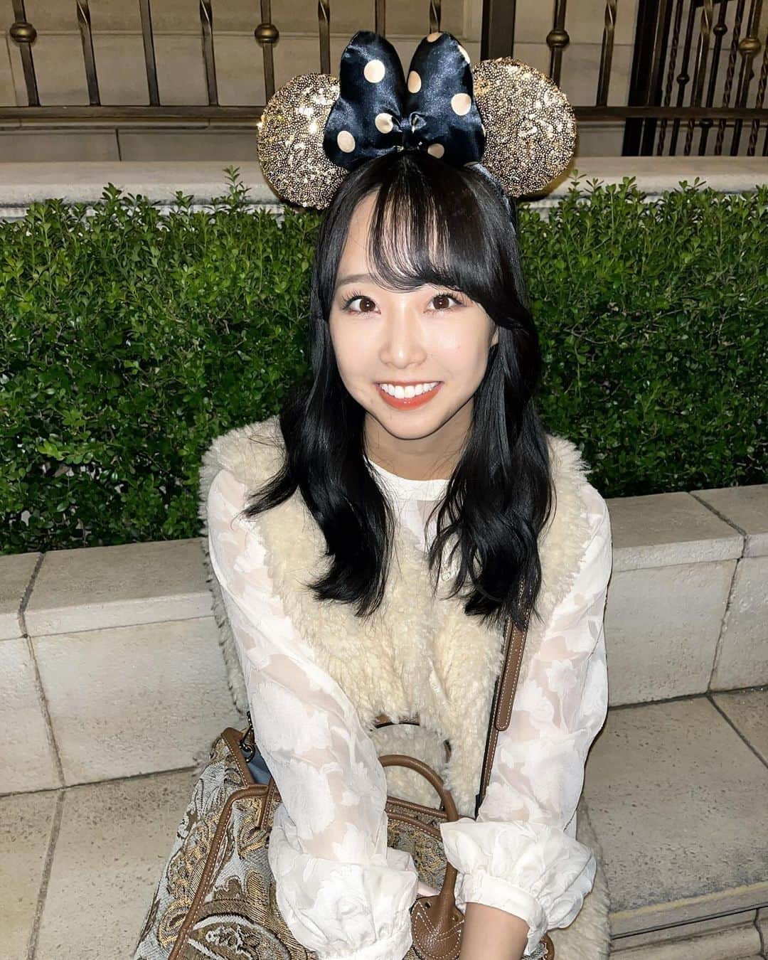 加藤夕夏のインスタグラム：「🐭🏰🤎🤍✨  ひっさしぶりのディズニーシー。 楽しかった。。♡ ソアリンにて東洲斎写楽発見🥷  #ディズニーシー #disneysea #東洲斎写楽 #ソアリン #秋服 #うかしふく」