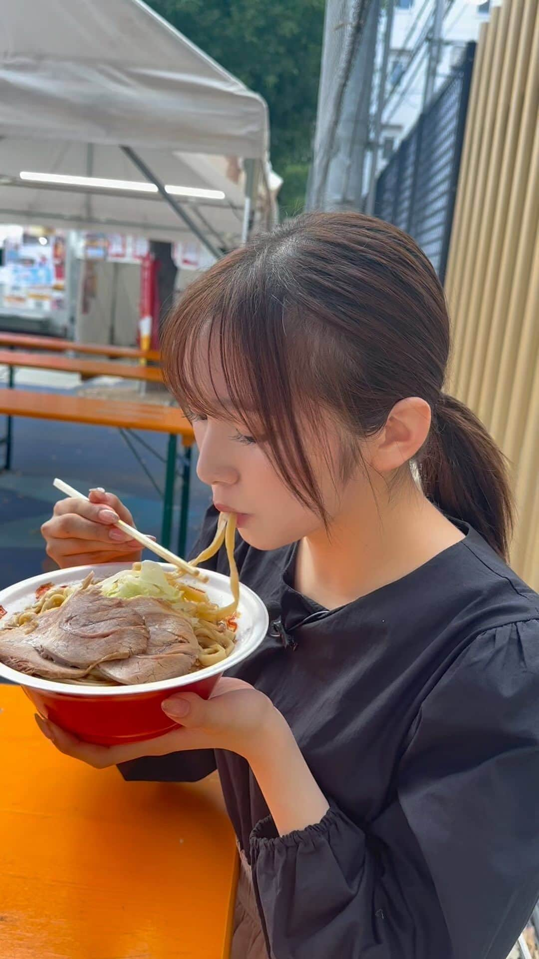 山口綺羅のインスタグラム：「ZIP!｢キテルネ！｣日本ラーメン大百科🍜  もぐもぐ🍜🍥ｳﾏｼｯｯ 衣装(@dholic_official )  #ラーメン大百科  #らーめん  #もぐもぐ  #キテルネ」