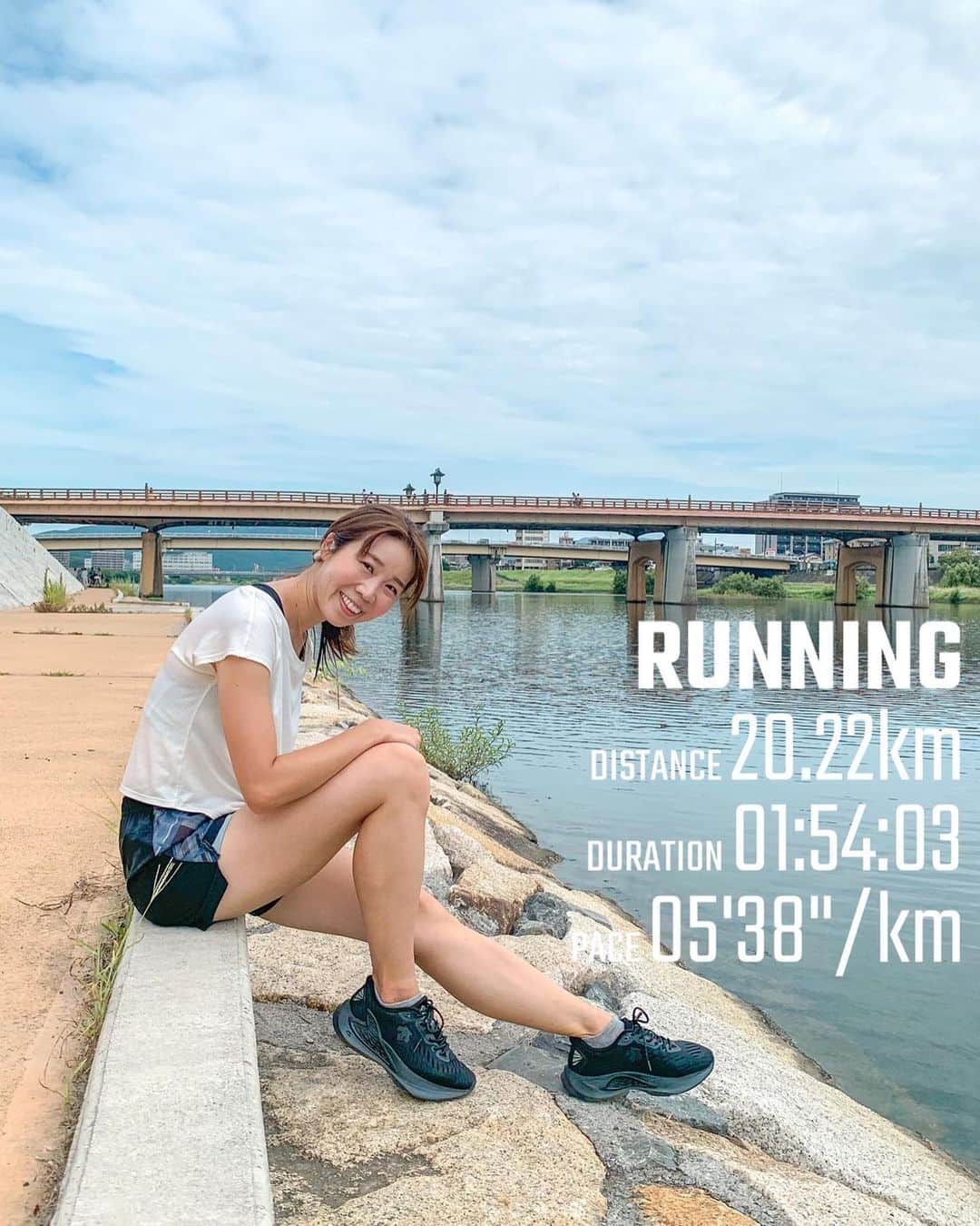 中橋舞のインスタグラム：「. #朝ラン 朝5時スタート20km🏃‍♀️💨  朝が超絶苦手な私が 朝の5時から20km朝ランするようになるなんて😂  今の優先順位は ☑︎息子👦  なので寝ている間の早朝しかない となれば、自分の好きなことのためにはできるものだなと😂  おかやまマラソンに向けて 30kmは走ったけれど ペース走はしていなかったので 20kmで敢行✊ けど楽しむことを優先して 時計はなるべく見ずに 体の中で覚えているペースで😊  結果...  いやほんと今の体、全然走れなーいって 不安だけが残った😇笑  夏の暑さと 息子が起きるのを気にして ロング走が少なかったなぁ  約1年ぶりのフルマラソンだし 楽しむ気持ちを たくさん準備して😊  今回学んだのは 朝の5時、岡山は街灯も車どおりも少なくて真っ暗すぎてびっくりした😂  ちなみにこの後息子と公園で遊んで 午後からもチャリで息子とショッピングモールに行って 自分の体力無限だなって思えた☺️ #元気があれば何でもできる   #ランニング #run #旭川  #ランニングスポット  #okayamacastle #岡山ランニング  #ランニング女子 #ママランナー #japanphoto #japanphoto_now  #okayama #japaneserunner  #走って辿り着いた景色 #滝汗ラン #running #runningwear #runner  #写真で伝えたい私の世界」