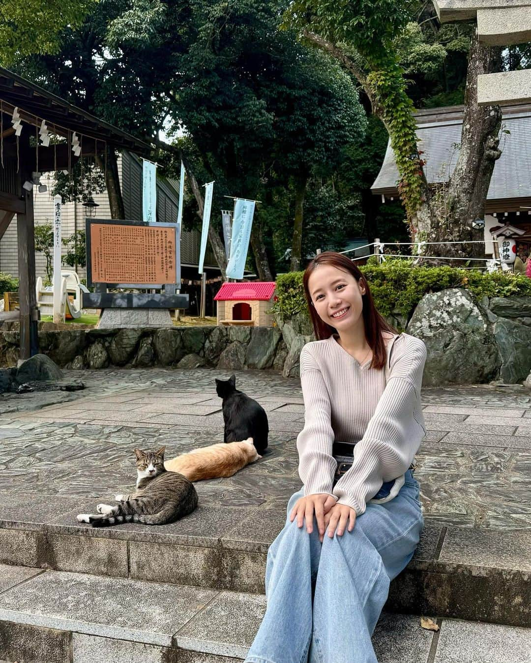 綱島恵里香さんのインスタグラム写真 - (綱島恵里香Instagram)「猫神さん王子神社に行ってきました！ 猫ちゃん3匹がお出迎えしてくれて感激です！ おちゃるさんのためにペットのお守りも買ったよ！ とっても素敵な神社でまた行きたい🐈猫好きにはたまらん！でした♡  #photography#photo#camera#instagood#instalike#diarygram#lifeinjapan#beautiful#beauty#ootd#instagood#instalike#model#ootn#cordinate#code#팔로우미#얼스타그램#コーデ #モデル#女優##写真#カメラ#ポートレート#japan#旅行好きな人と繋がりたい」10月16日 18時47分 - tsunashima.erika