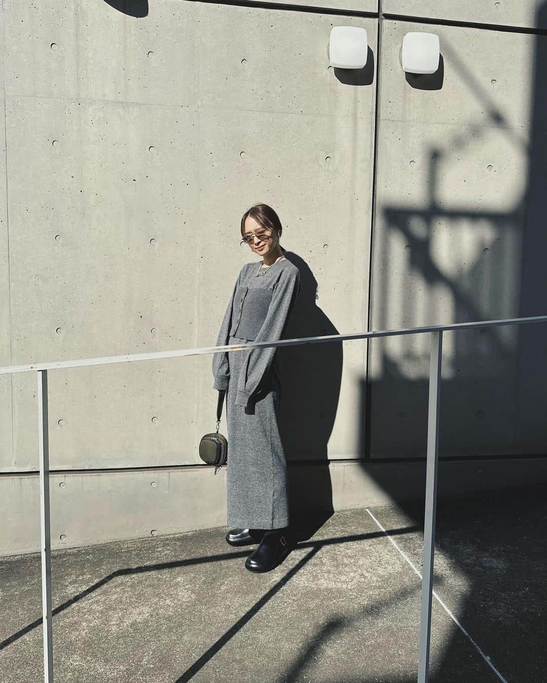 野尻美穂のインスタグラム：「waiのワンピース、これは杢のブラックニットでグレーの様な色味🩶チクチクは0、滑らかで着心地が良い〜🫧 ニットビスチェと合わせたら今日の日差しはまだちょっと暑いくらい。 もう10月半ばですよね🫨 昔ってこの頃モンクレーのダウン着る感じじゃなかった？🧐  #wai_ships」