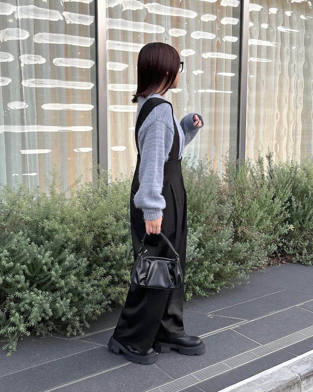 tarouさんのインスタグラム写真 - (tarouInstagram)「水色×黒の組み合わせすきー！！🫶🏻🫧    このサロペット去年沢山沢山着たやつの 生地違いなんだ😚  こういうコーデ懐かしいと 思ってくれる人多そう💭💭  ニットは写真だとあんまり伝わらないけど 細かいラメ入ってて可愛いの🦕* 因みに今週販売✌🏻  ベレー帽被っても良さそうじゃない？😶    tops： @irohani.official  pants： @irohani.official  bag： @irohani.official  shoes： @irohani.official      #ゆるコーデ #秋コーデ #秋服コーデ  #カジュアルコーデ #ニットコーデ #サロペット  #ブーツコーデ #休日コーデ #おでかけコーデ  #カラーコーデ #骨格ストレート #154cmコーデ」10月16日 20時30分 - taroumaru__